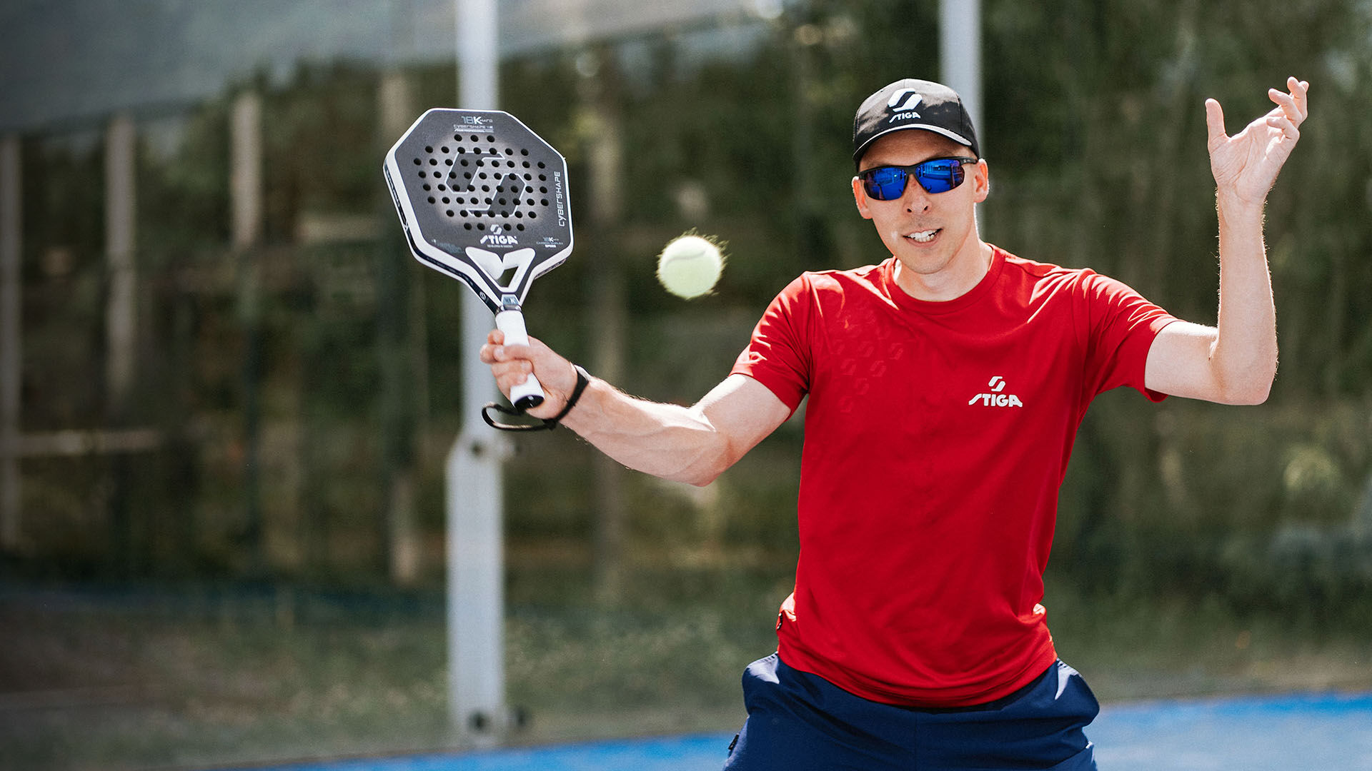 Padel-pelaaja urheiluaurinkolasit päässä