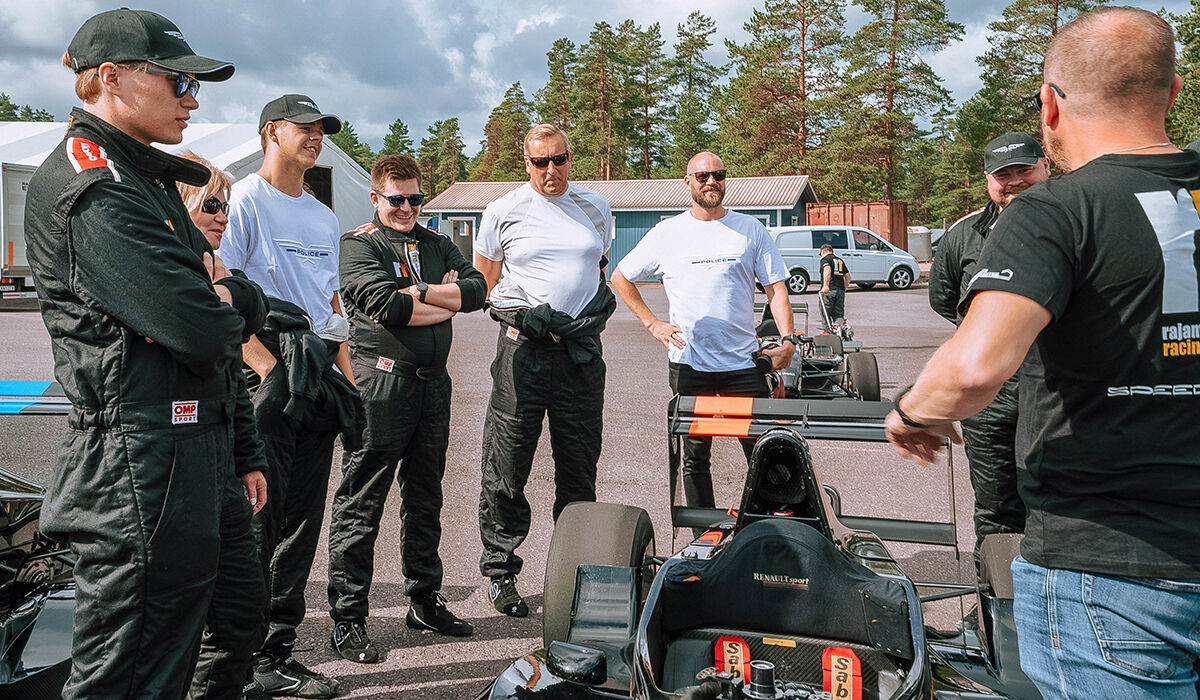 Jaakko Parkkali, Minna Pulkkinen ja Niko Konttinen kuuntelemassa viime hetken ohjeita ennen formulan rattiin istumista.