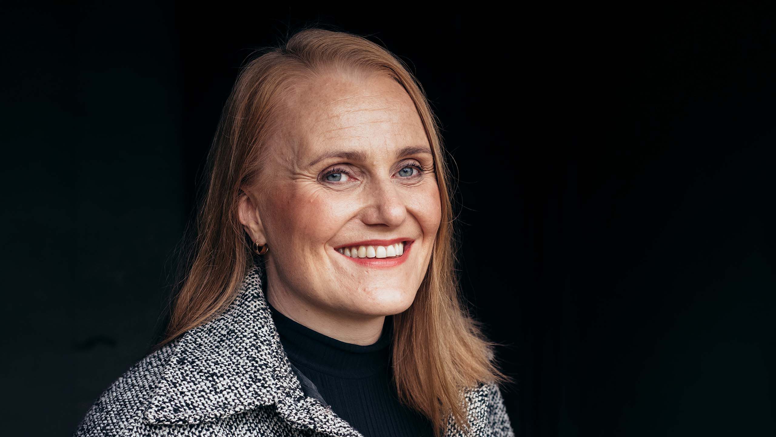 Nainen hymyilee 