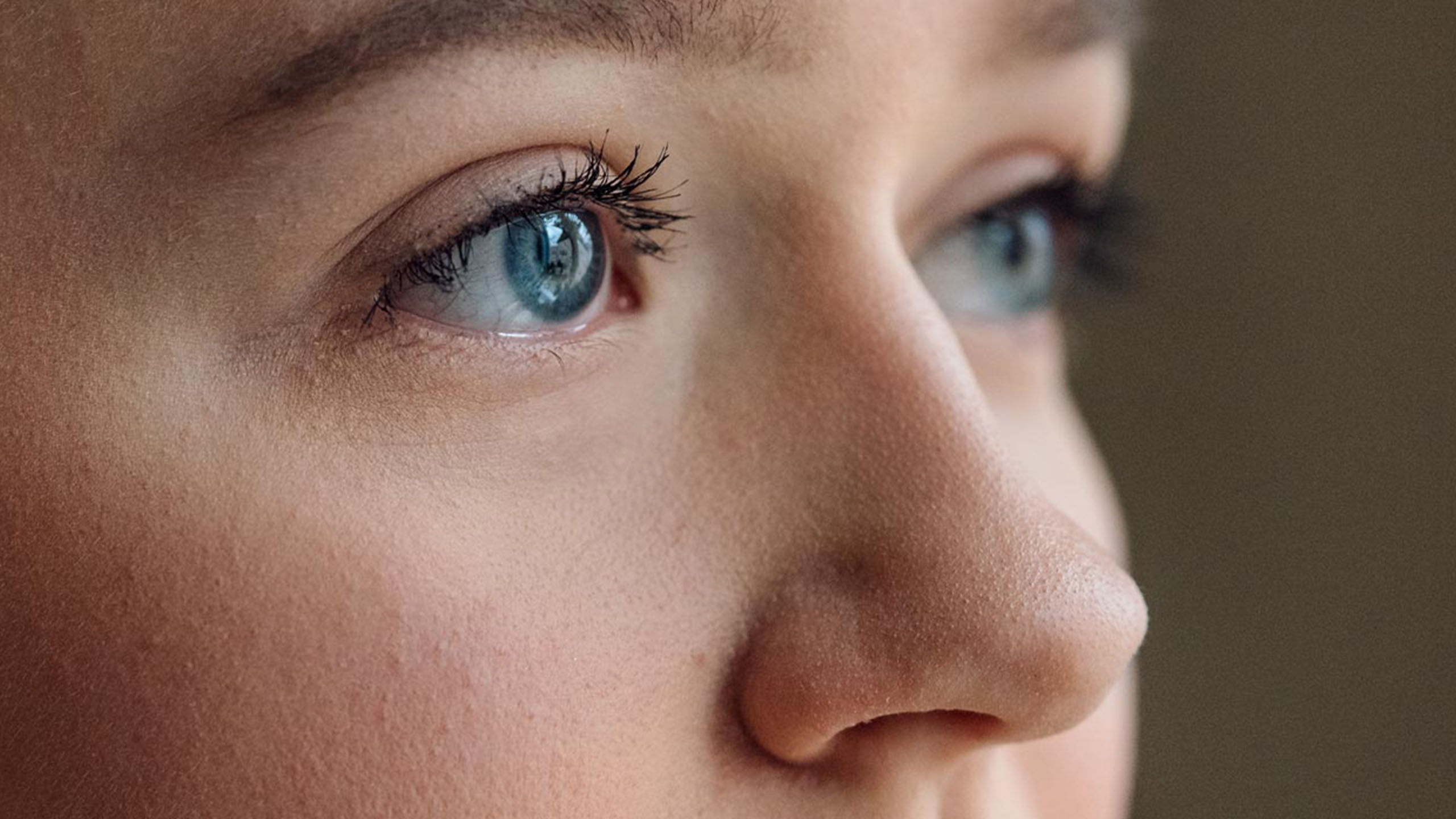 L&auml;hikuva sinisist&auml; silmist&auml;.