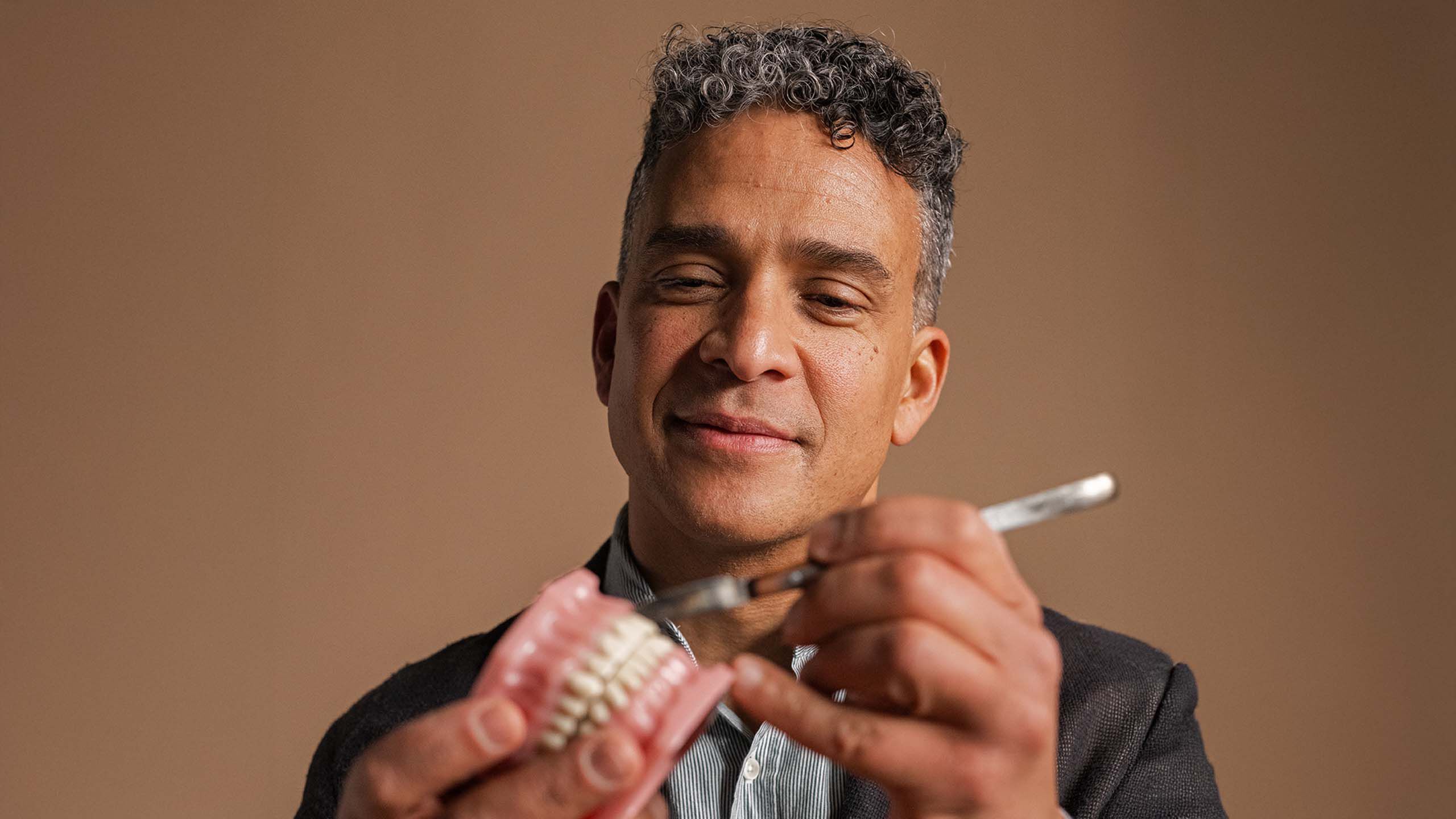 Monitehopiilolinssej&auml; k&auml;ytt&auml;v&auml; mies.