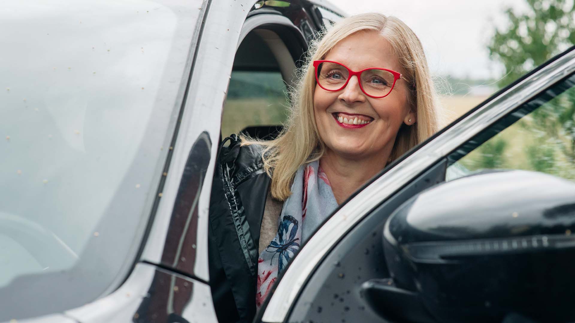 Värikkäät silmälasikehykset piristävät ilmettä