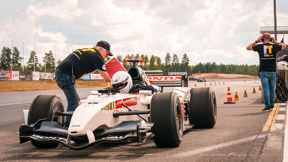 Minna Pulkkinen lähdössä moottoriradalle testaamaan oikeaa F1 formula-autoa.