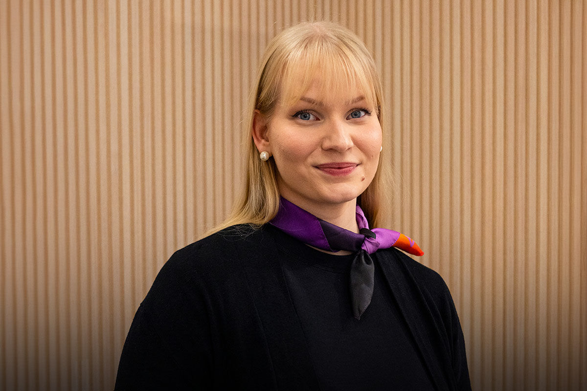 Asiantuntija hymyilee myymälässä