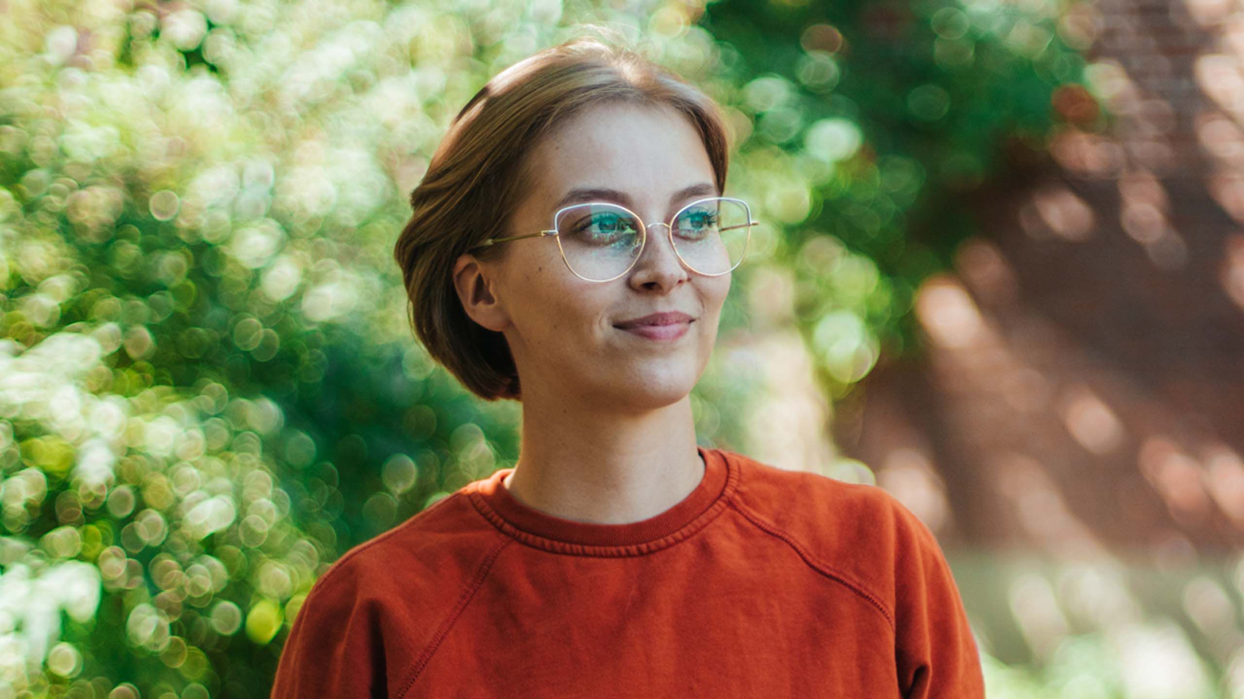 Syksyn 2020 silm&auml;lasimuotia mukailevat kehykset p&auml;&auml;ss&auml; oleva nainen