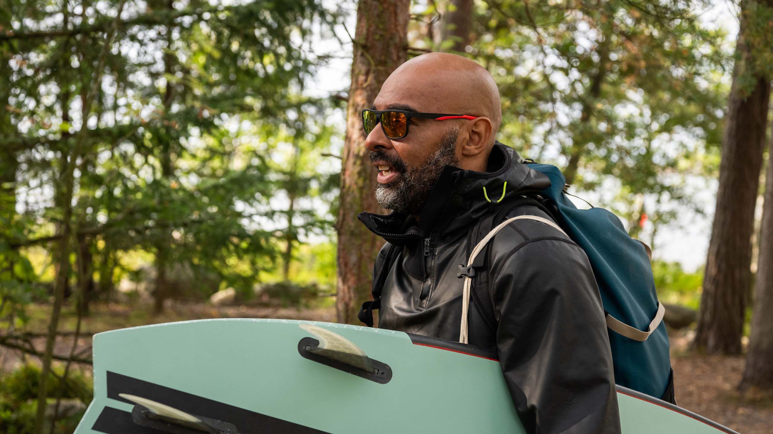 Suppailija k&auml;velem&auml;ss&auml; mets&auml;n l&auml;pi rannalle urheiluaurinkolasit p&auml;&auml;ss&auml;.