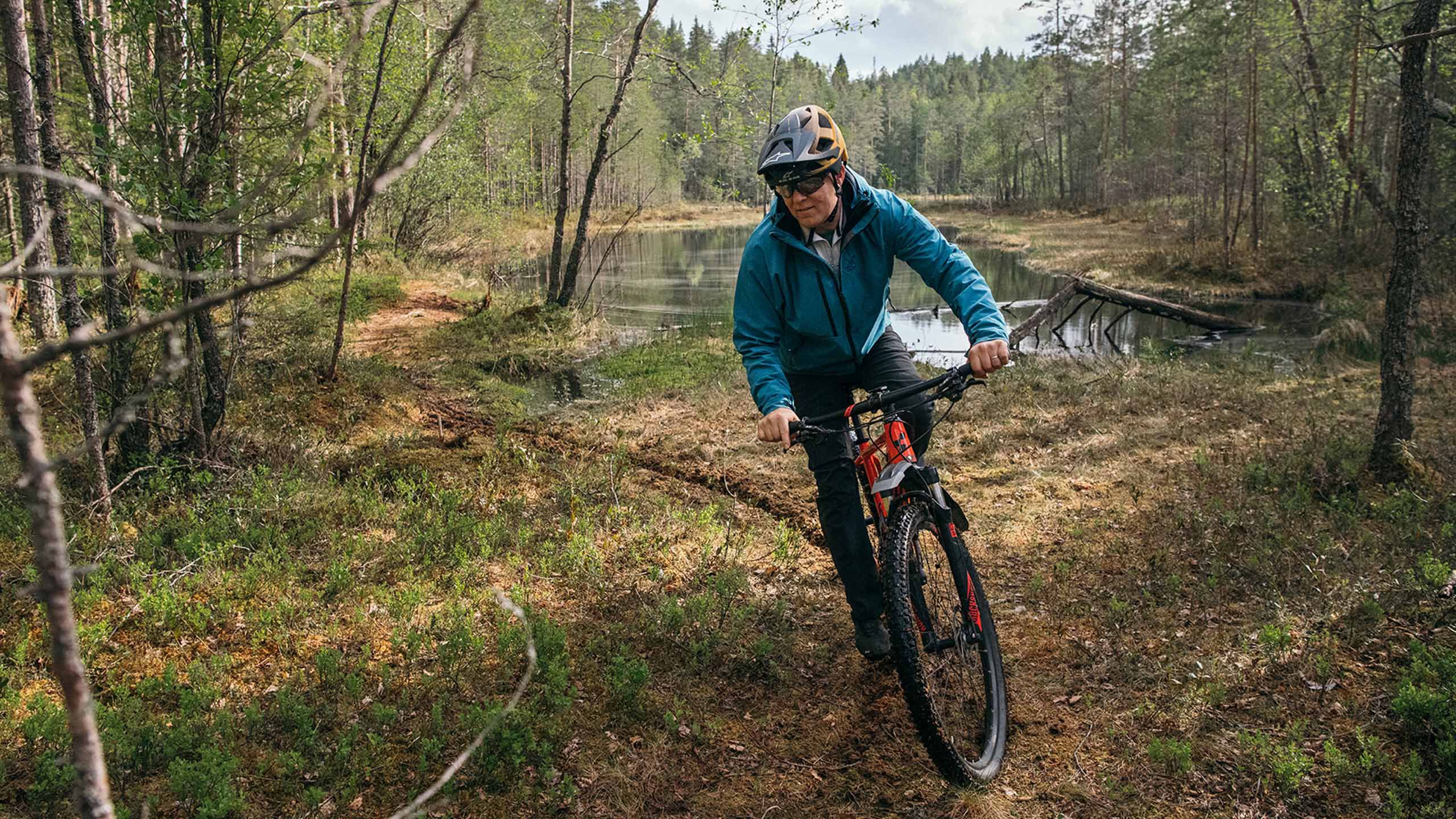 Linssileikkauksessa k&auml;ynyt mies py&ouml;r&auml;ilem&auml;ss&auml; maastopy&ouml;r&auml;ll&auml; mets&auml;ss&auml;.