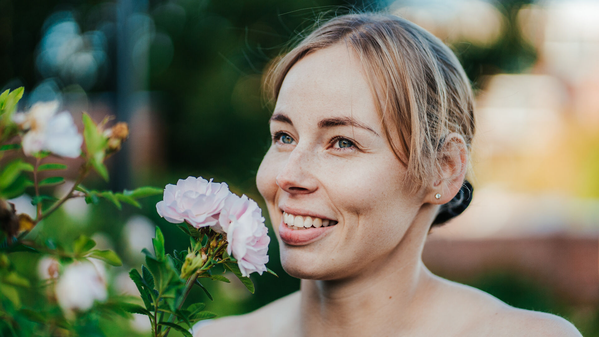 Nainen laittamassa py&ouml;r&auml;ilykyp&auml;r&auml;&auml; p&auml;&auml;h&auml;ns&auml; ulkona