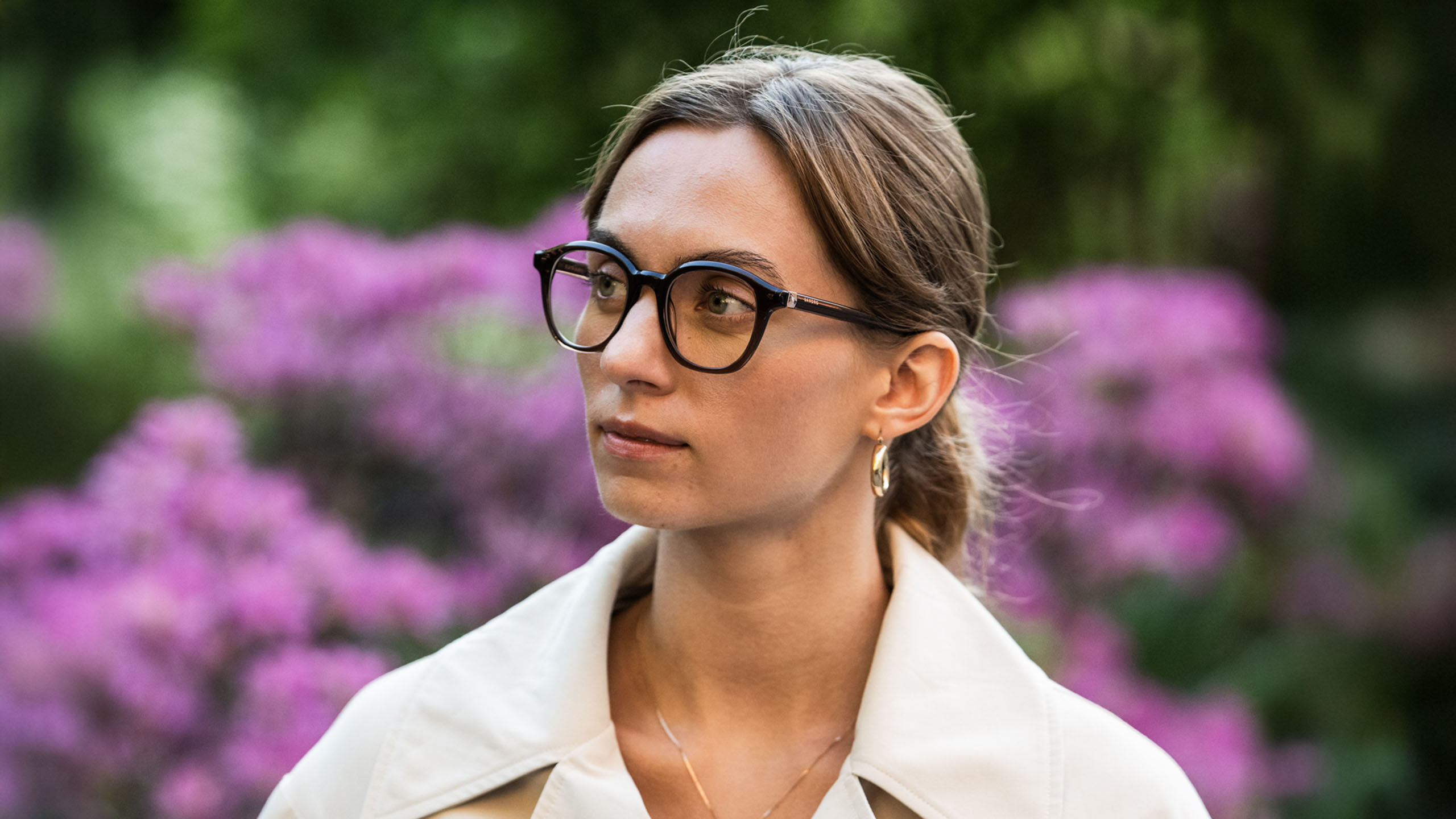 Silm&auml;lasip&auml;inen nainen ulkona kes&auml;ll&auml;