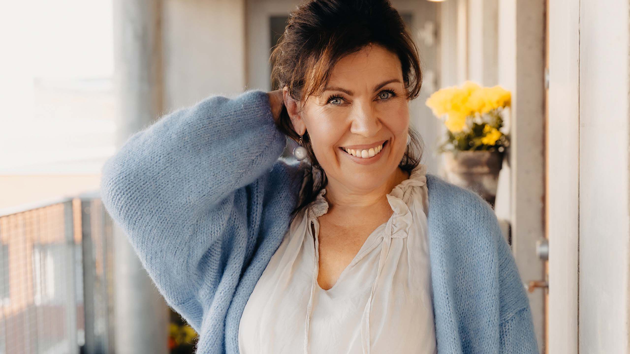 Linssileikattu laulaja-n&auml;yttelij&auml; Anna Hanski iloisena kuvassa.