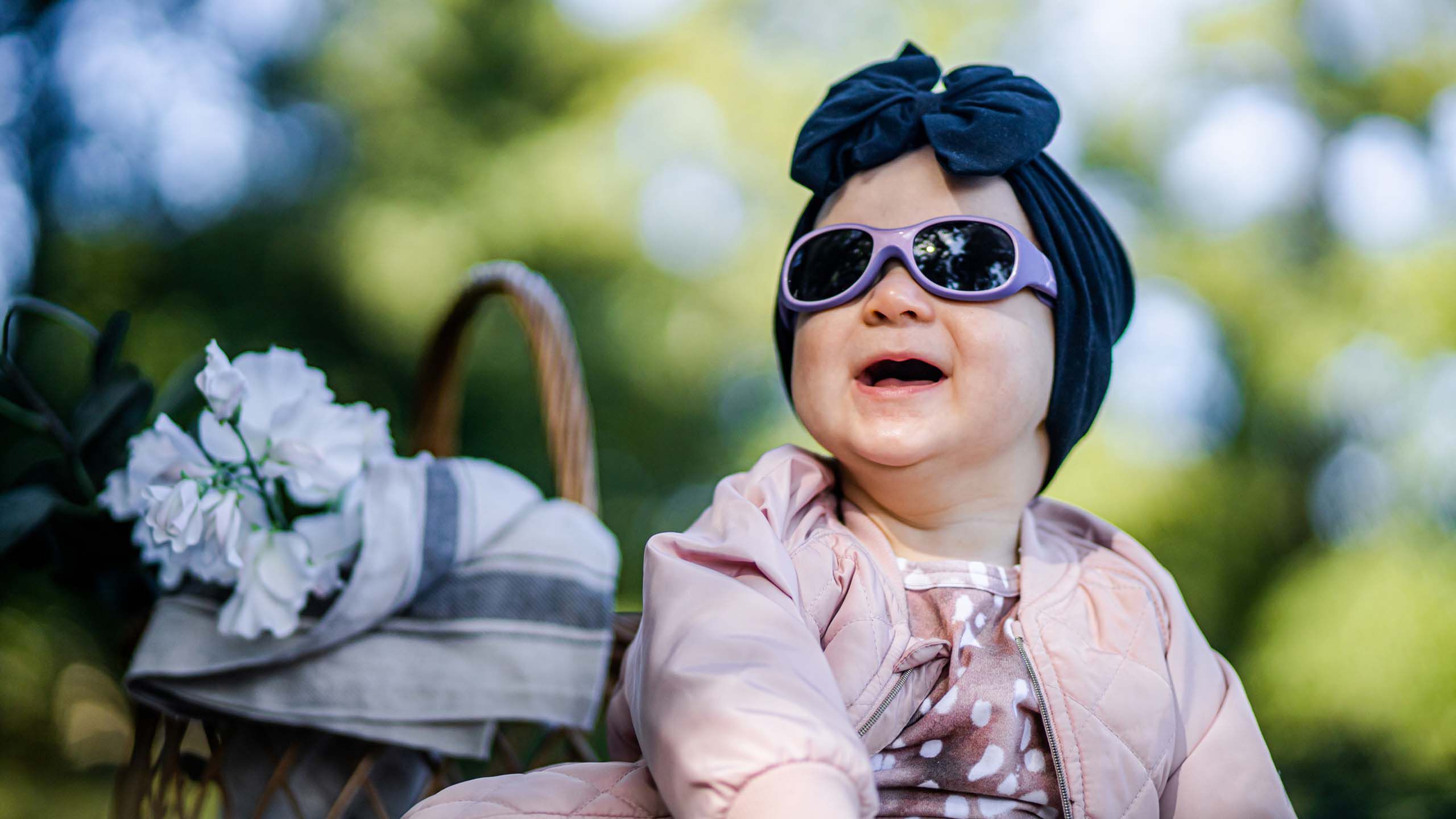 Taapero istuu piknikill&auml; 