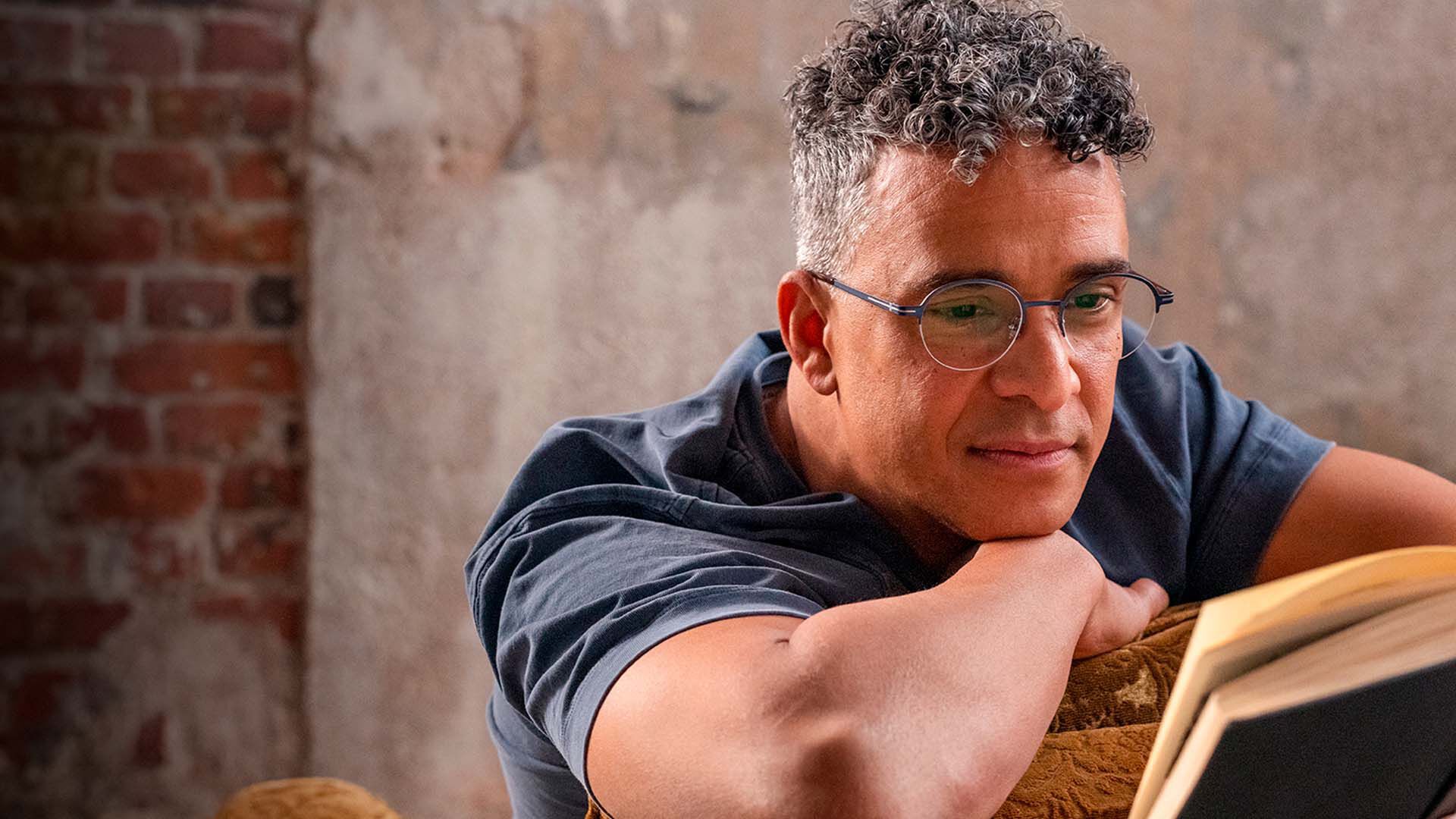 Nainen lukemassa ohjeita pöydän kasaamiseen