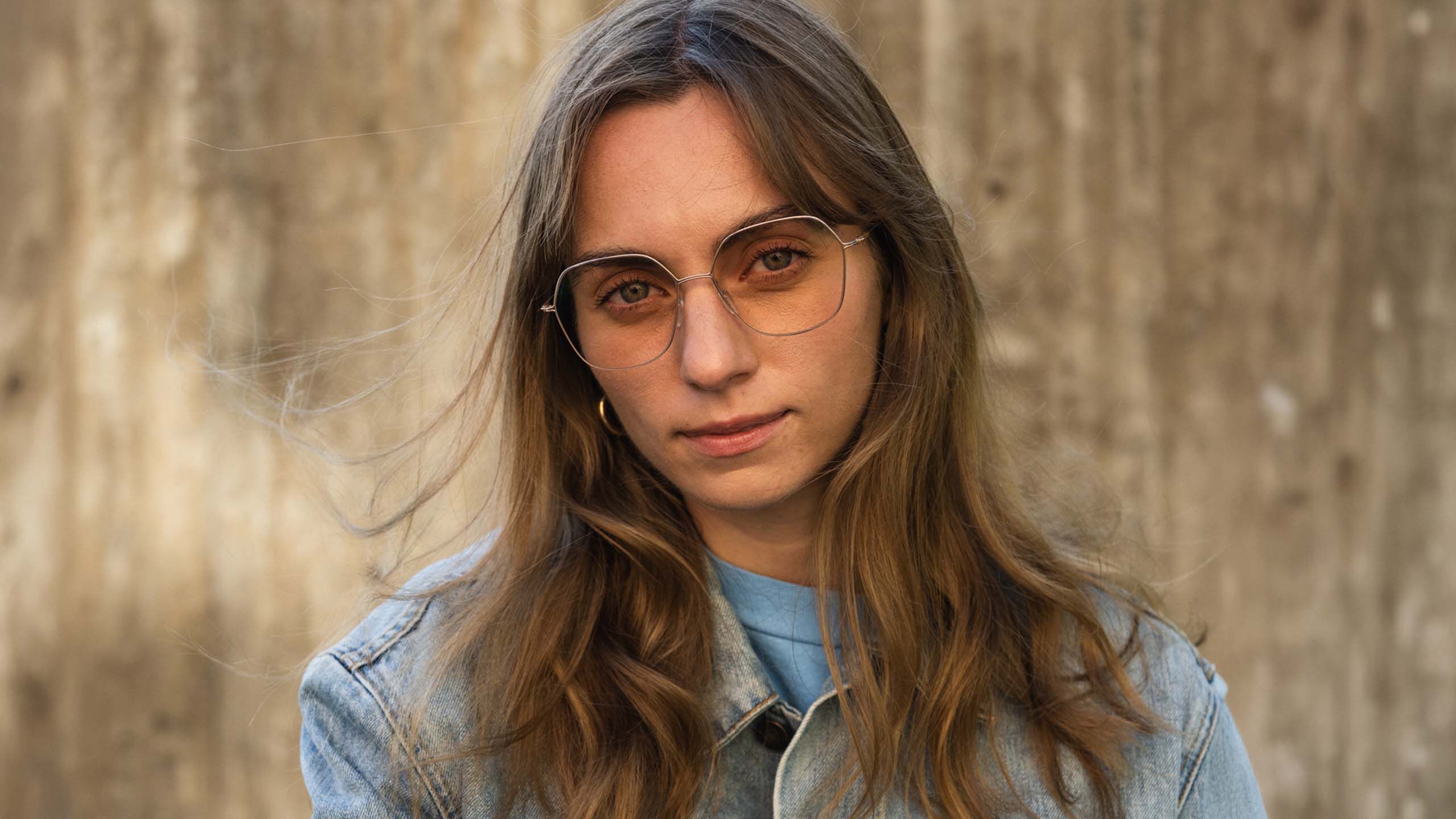 Trendikk&auml;&auml;t silm&auml;lasit p&auml;&auml;ss&auml; oleva nuori nainen