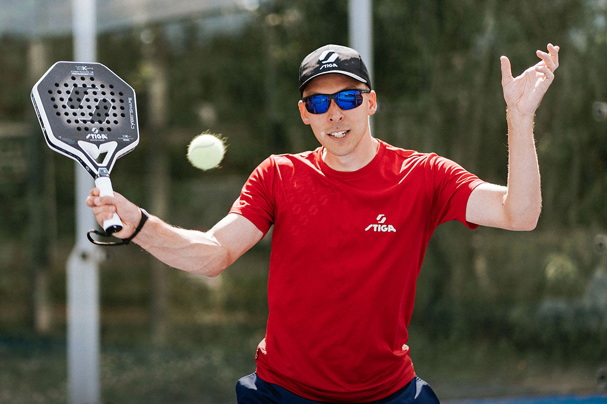 Padel-pelaaja urheiluaurinkolasit päässä