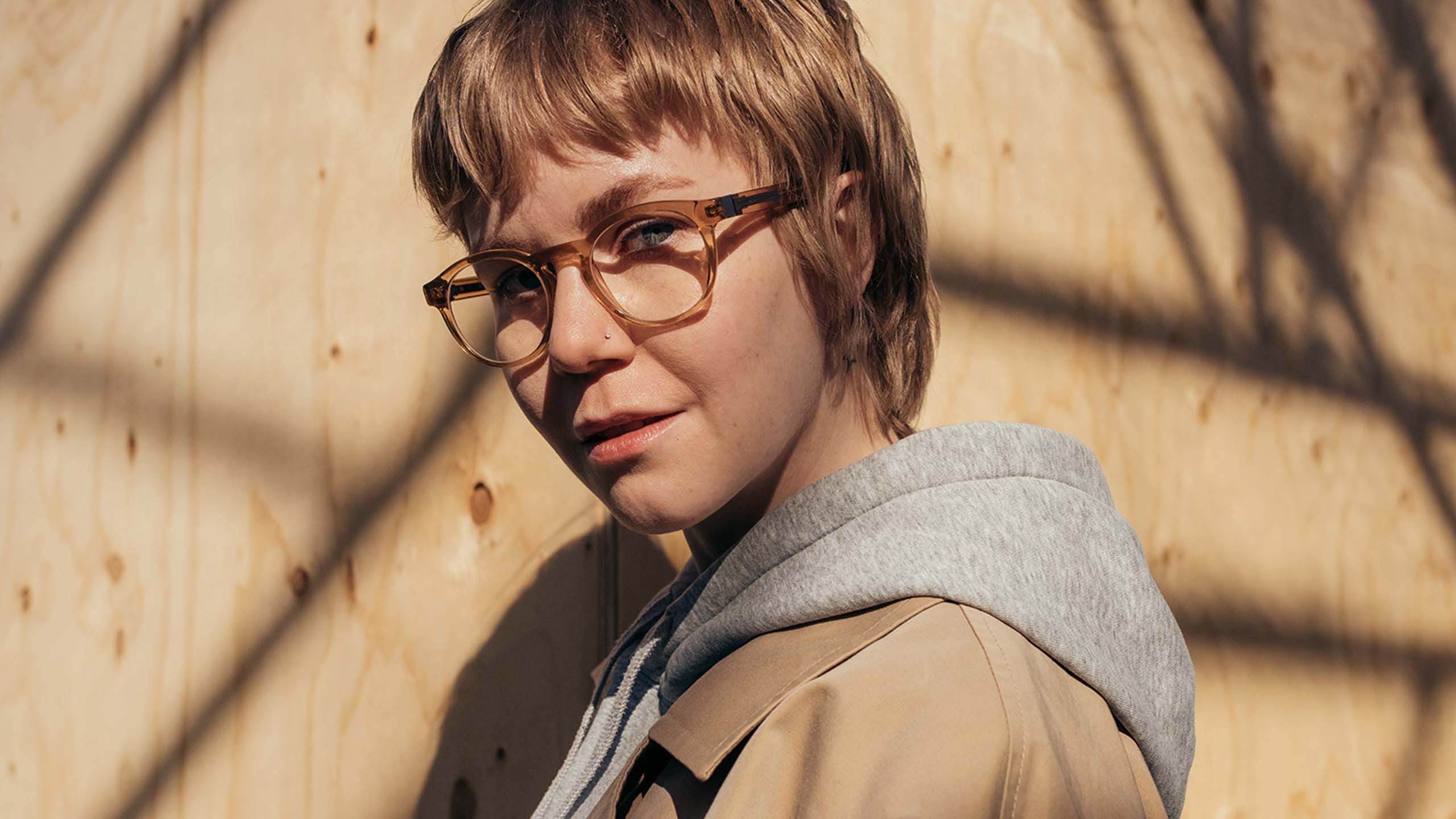 Nuori nainen kaupungilla 