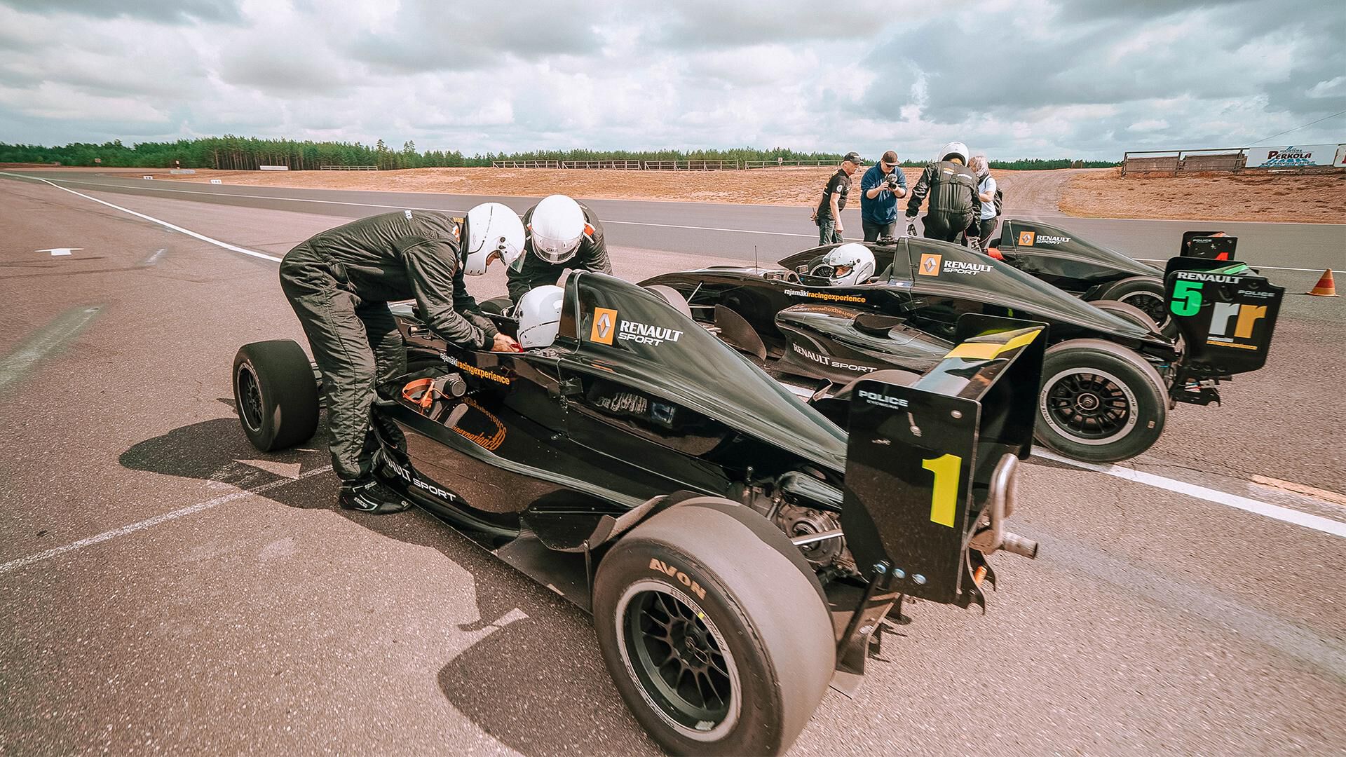 F1-tapahtuma, kuvassa kolme formulaa 