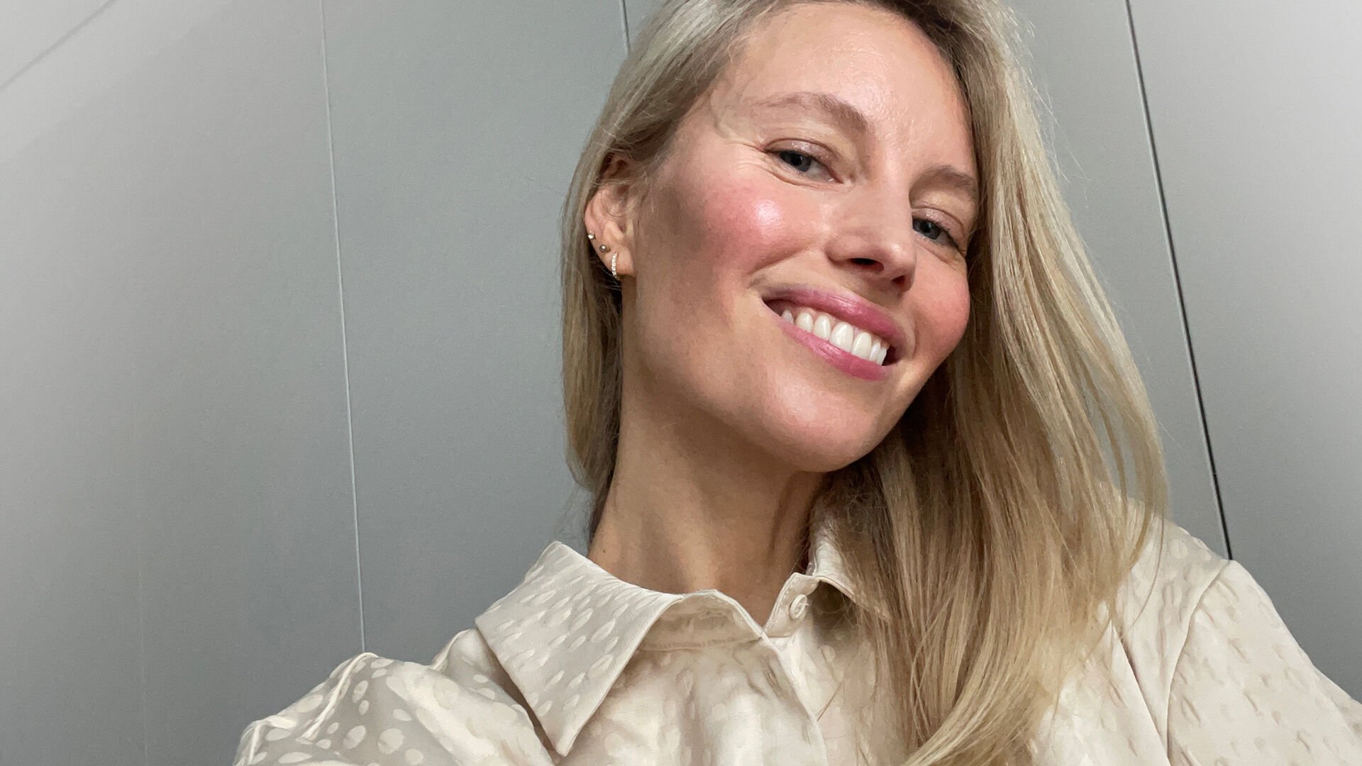 Nainen  iloisena selfie kuvassa
