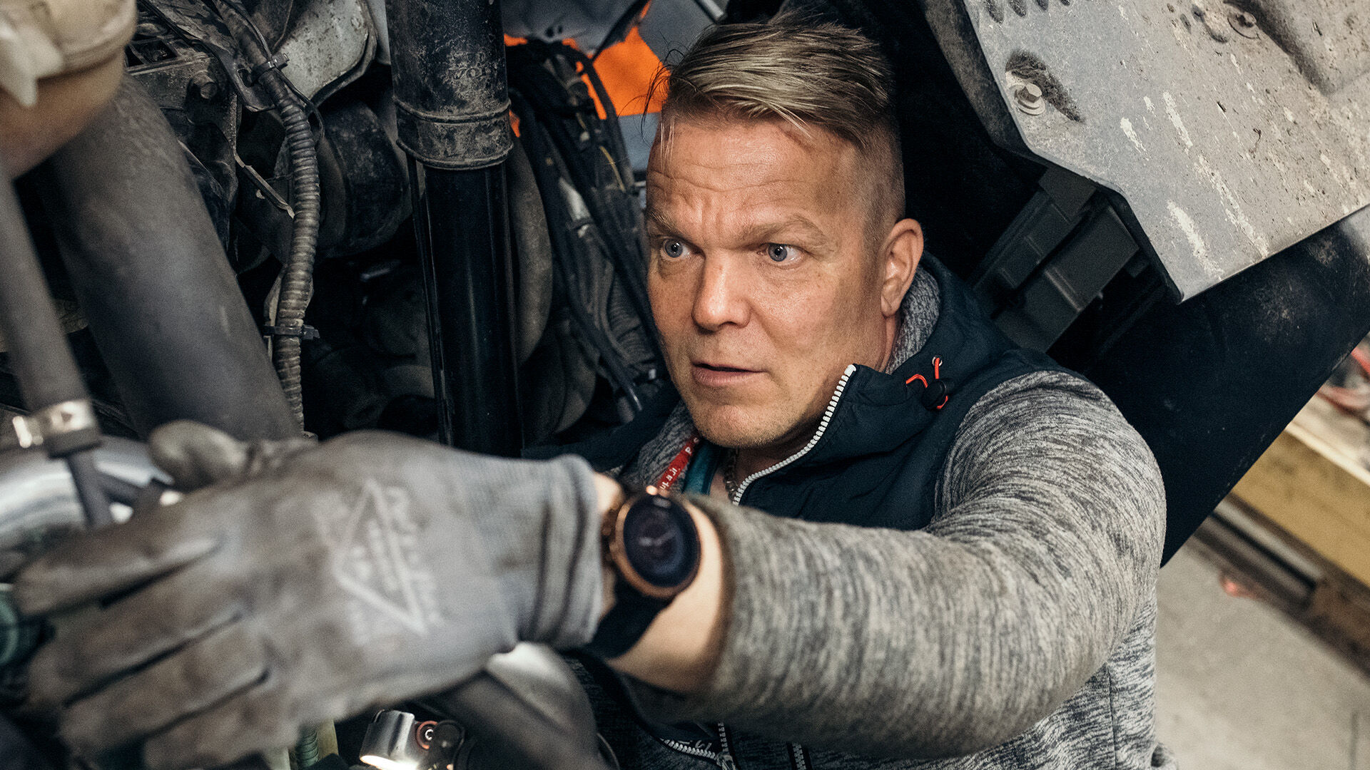 Mies korjaa autoa, n&auml;k&ouml; korjattu linssileikkauksella