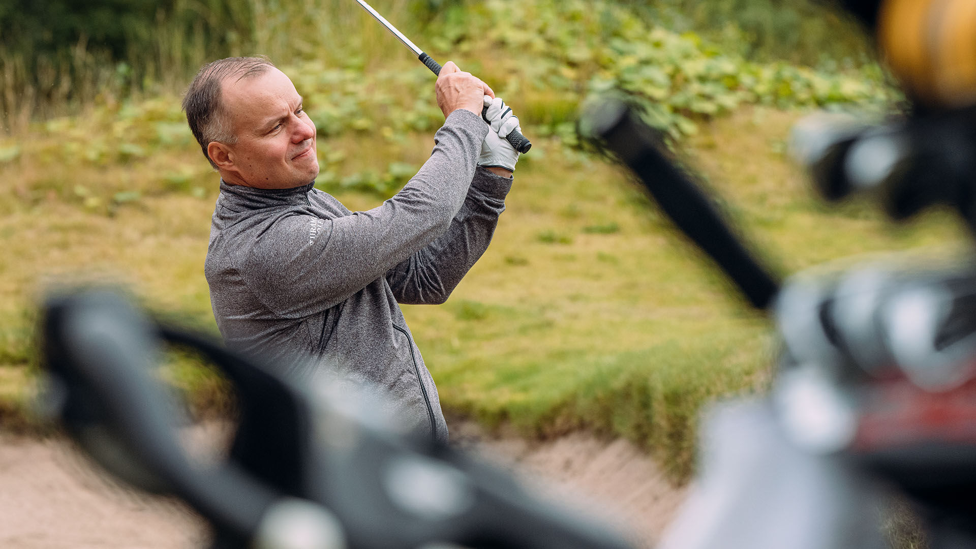 Silm&auml;kirurgi golfaamassa, n&auml;k&ouml; korjattu linssileikkauksella