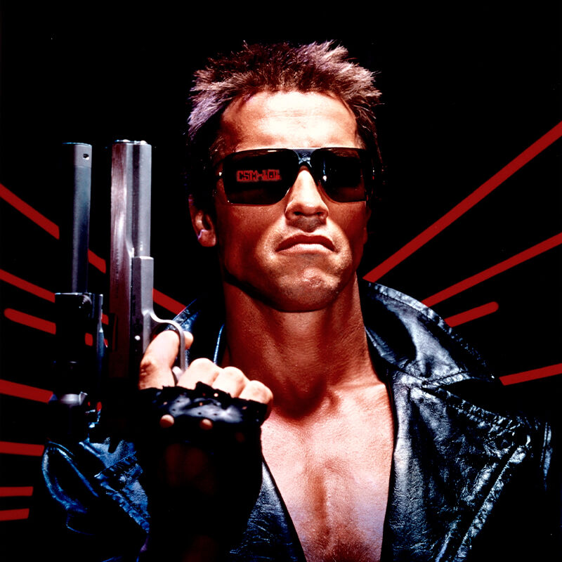  Terminator &ndash; Tuhoaja: Mies tummassa kuvassa, kasvoilla sportti-aurinkolasit
