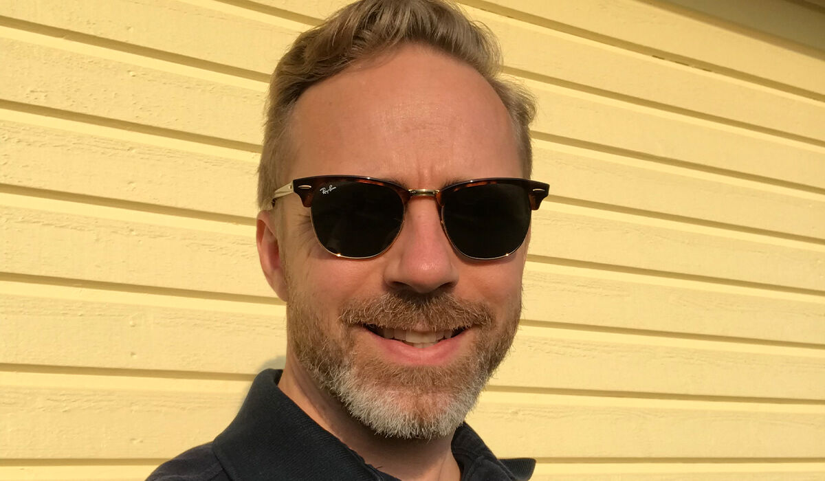 Tuukka Hirvonen aurinkolasit kasvoilla ulkona