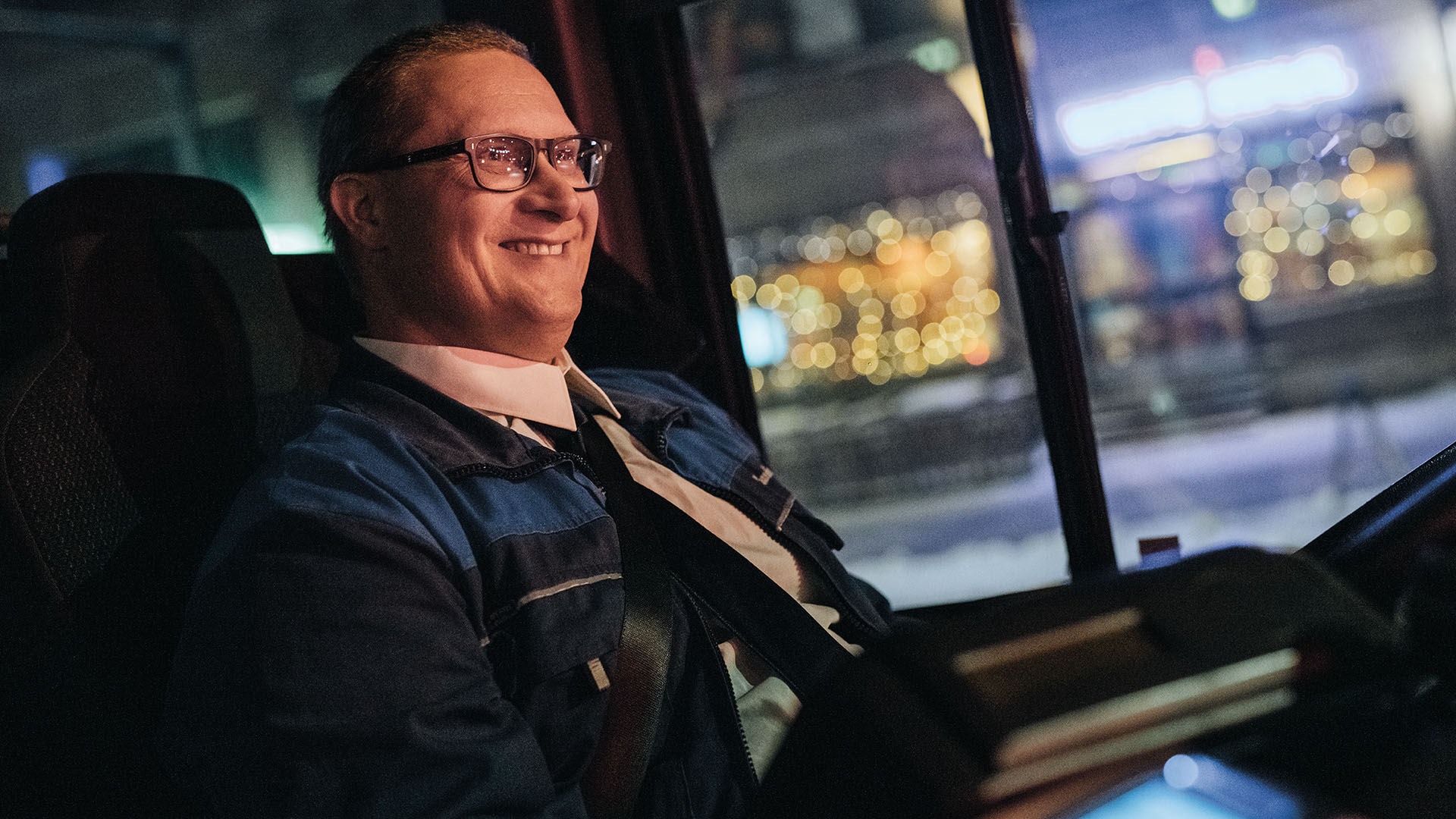 Bussikuski ajamassa bussia