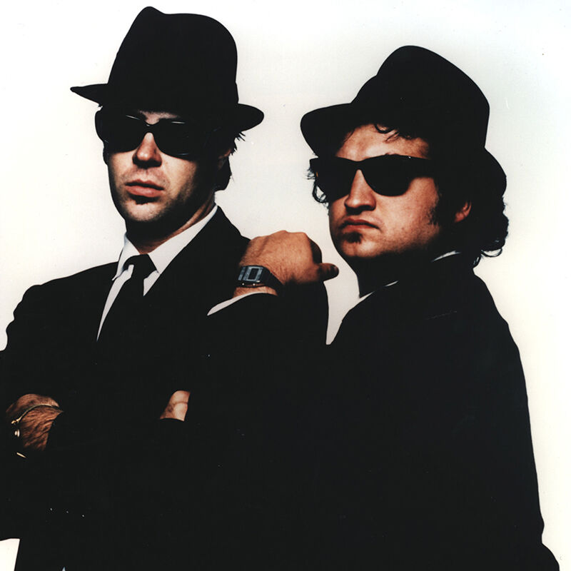 Blues Brothers: Kaksi miest&auml; pukuihin pukeutuneena 
