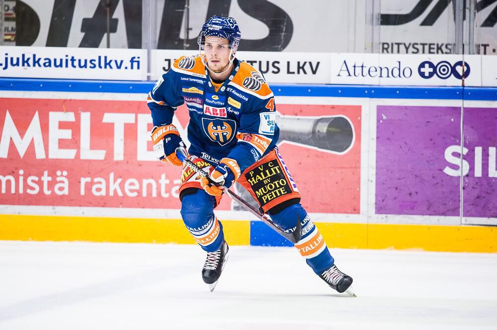 Leijonien t&auml;htipuolustaja Mikko Lehtonen pelaamassa j&auml;&auml;kiekkoa
