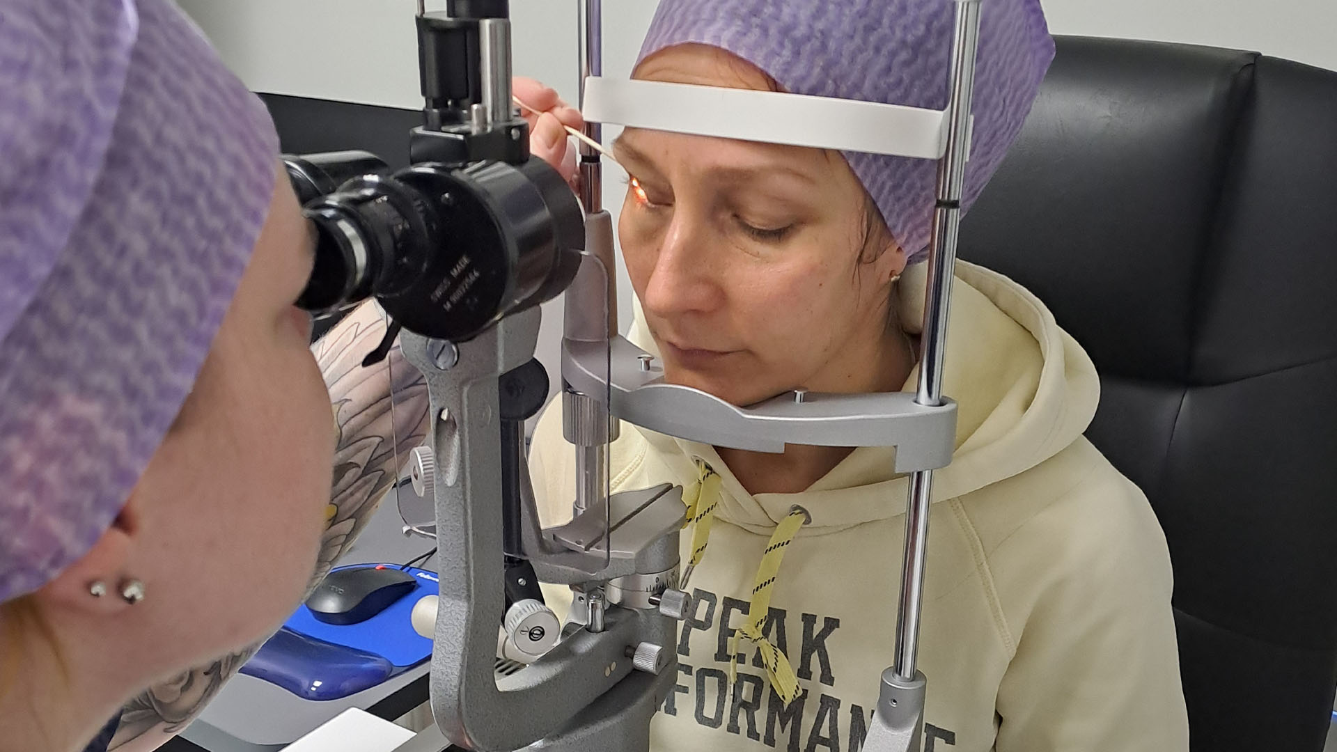Kuivasilmäklinikalla IPL-hoidossa oleva asiakas.