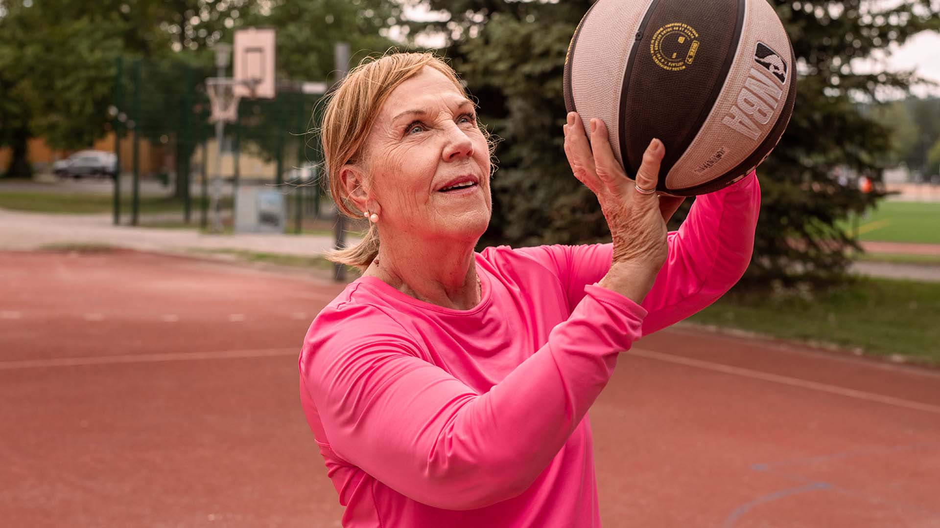 Kaihileikkauksessa käynyt nainen pelaa koripalloa