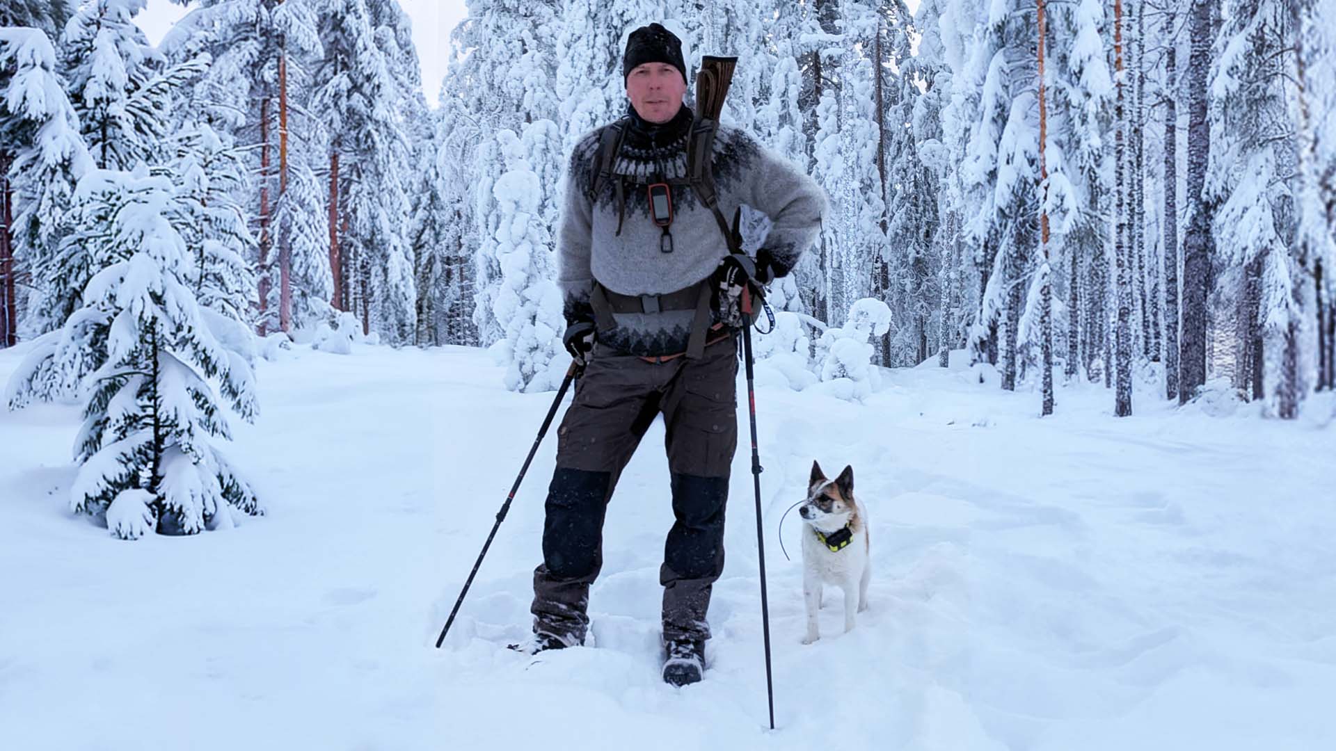 Linssileikkauksessa käynyt Aki Törmänen retkeilemässä talvimaisemissa koiran kanssa.
