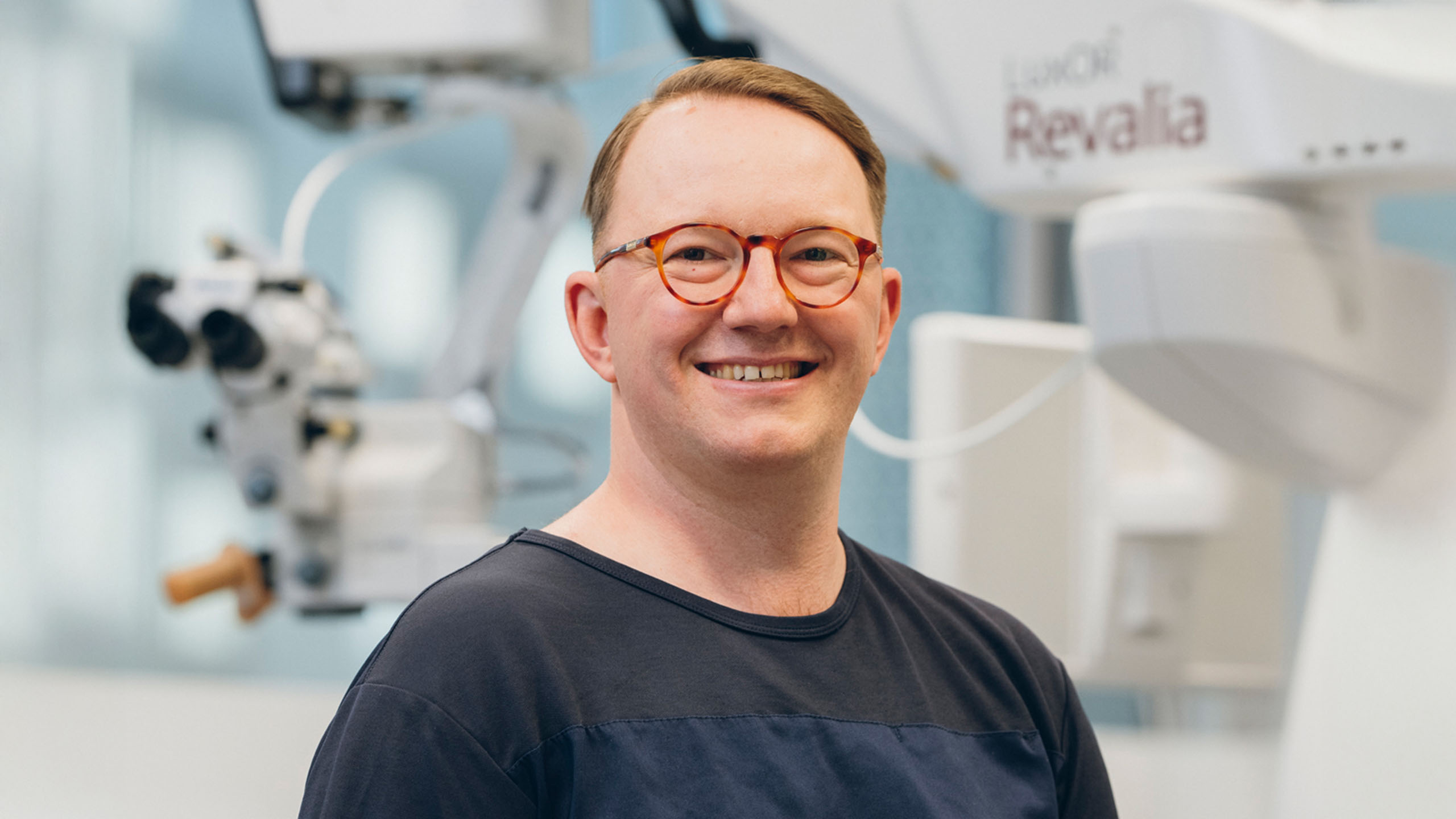 Silmäkirurgi Mika Kotimäki hymyilee kameralle.