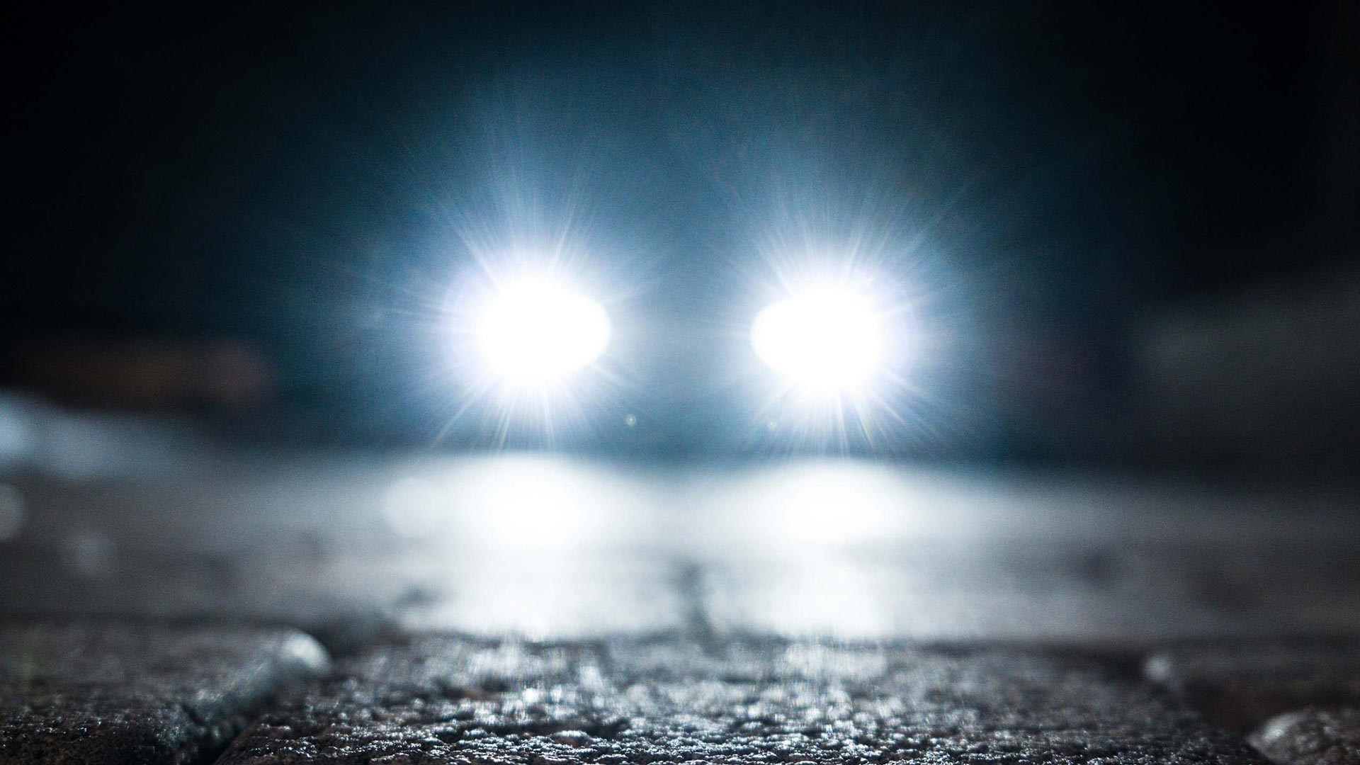 Hämärässä loistavat autonvalot