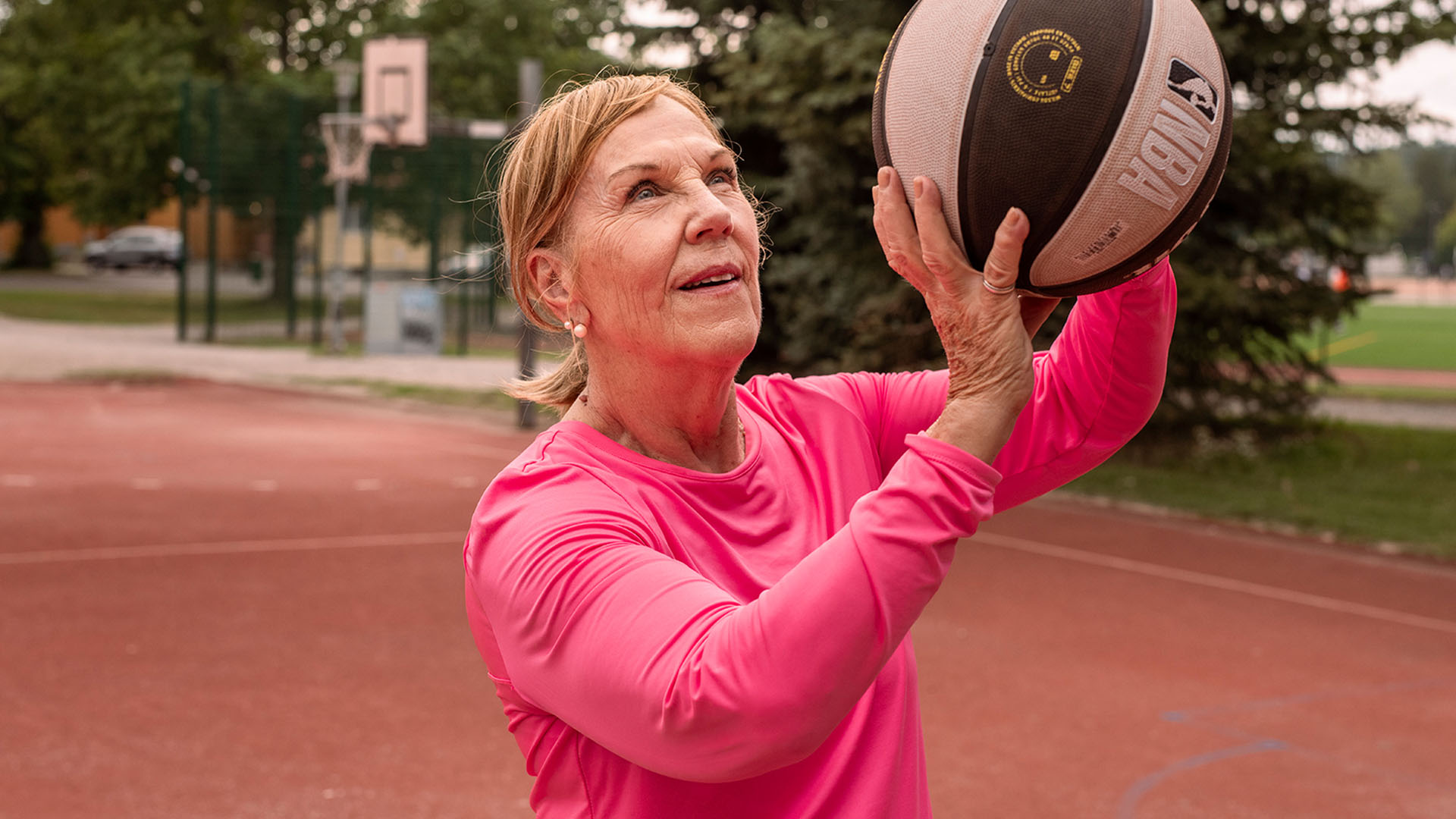 Kaihileikkauksessa käynyt Kristina koriskentällä pelaamassa