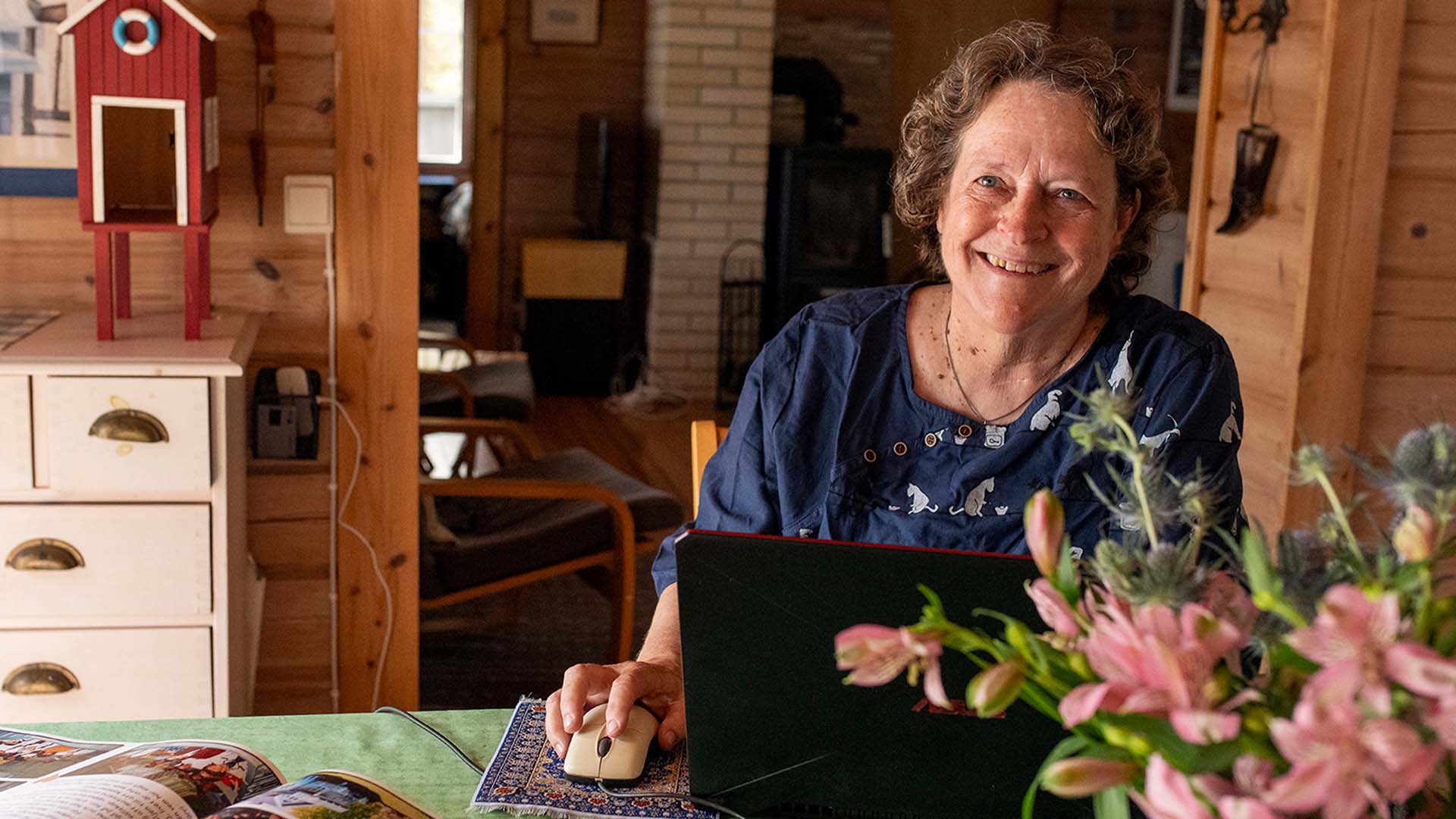 Libbe kaihileikkauksen jälkeen keittiönpöydän äärellä kameralle hymyillen
