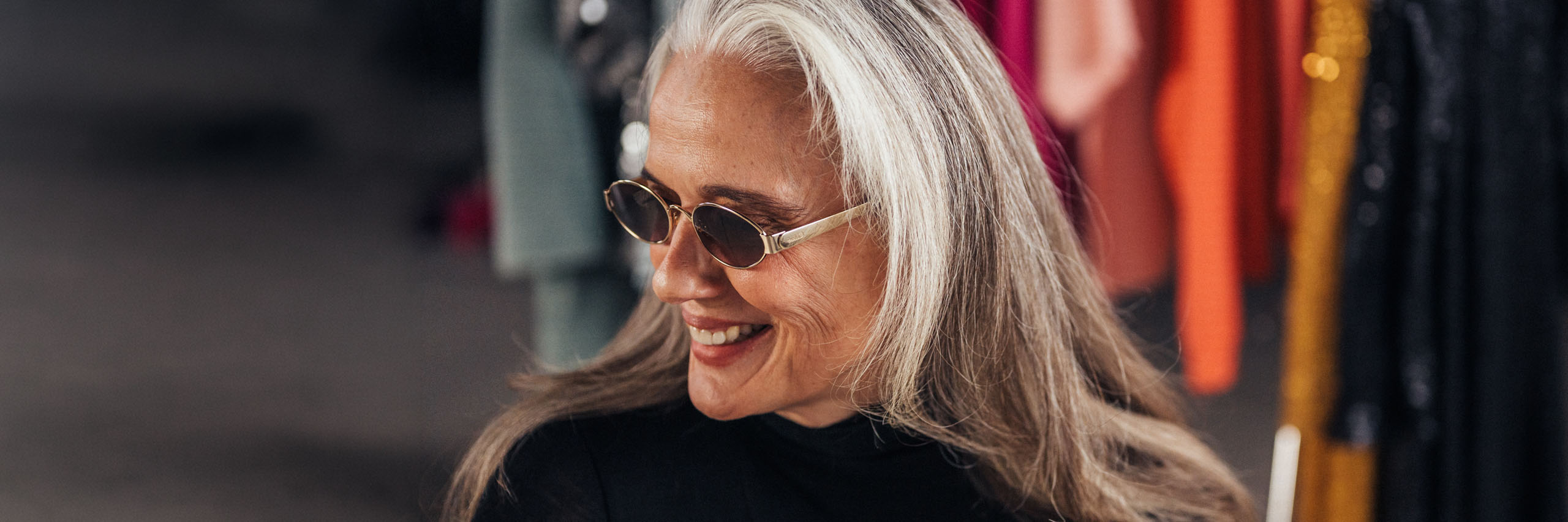 Vanhempi nainen jolla on laadukkaat aurinkolasit.