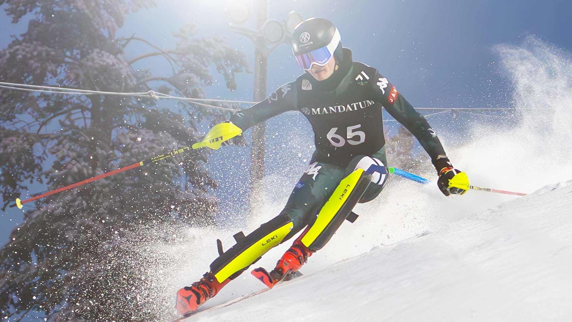 Alppihiihtäjä Jesperi Kemppainen rinteessä laskettelulasit päässä