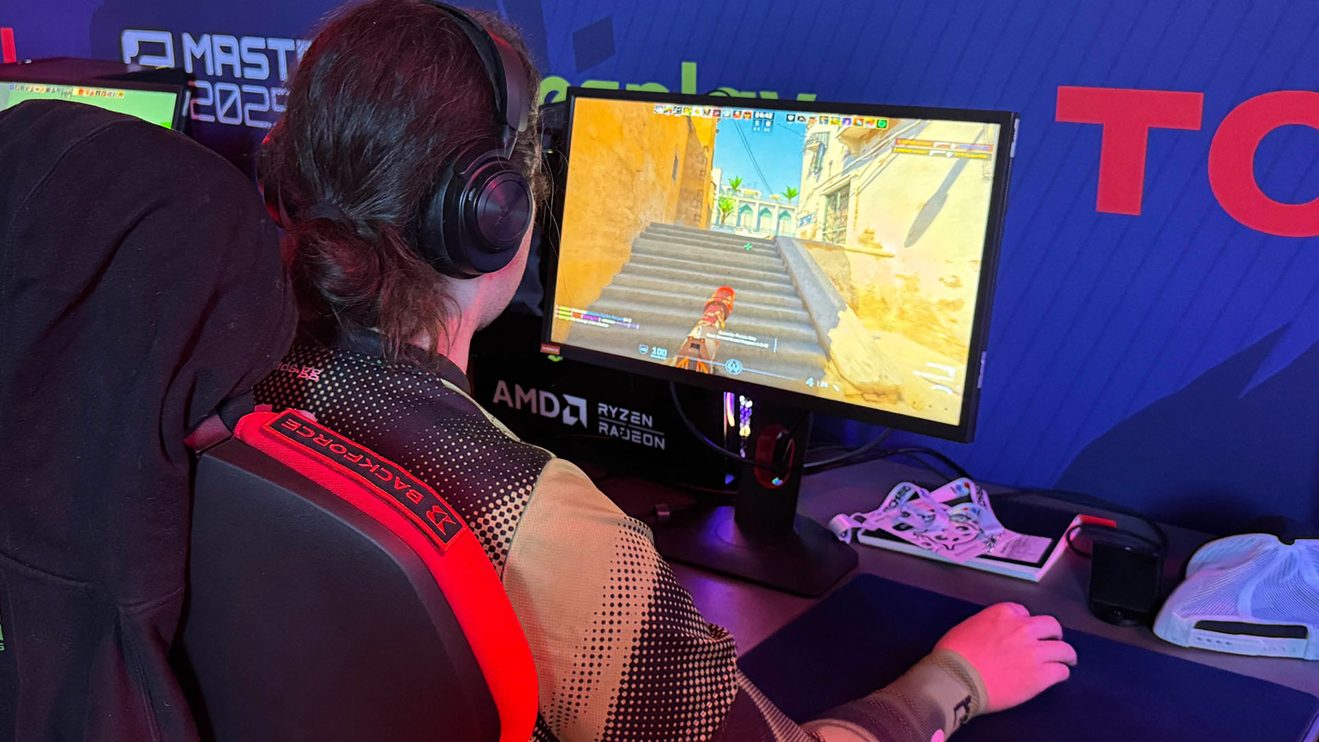 E-urheilija pelaamassa Counter Strike 2 -peliä