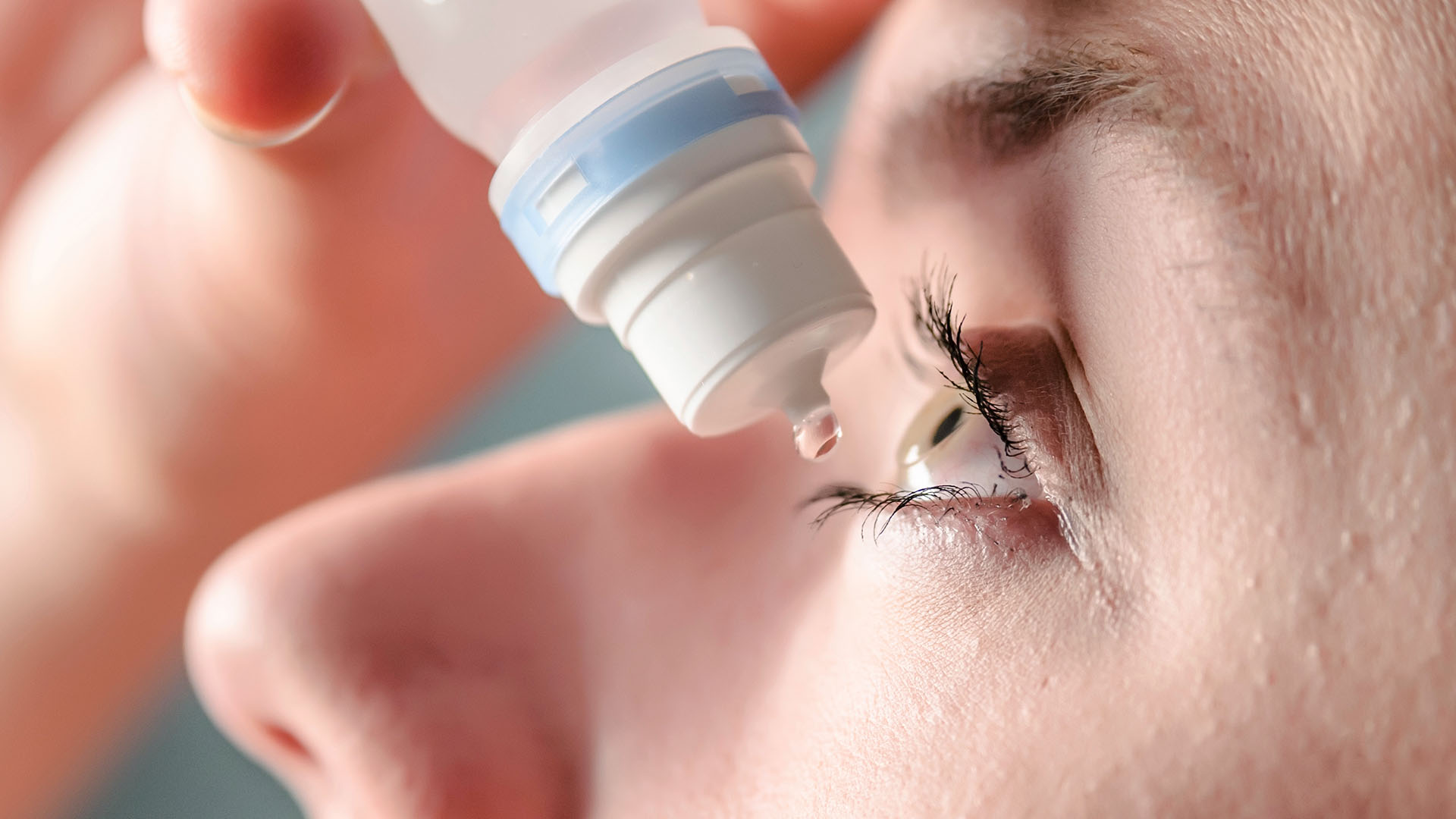 Lähikuva silmästä johon pudotetaan silmätippaa