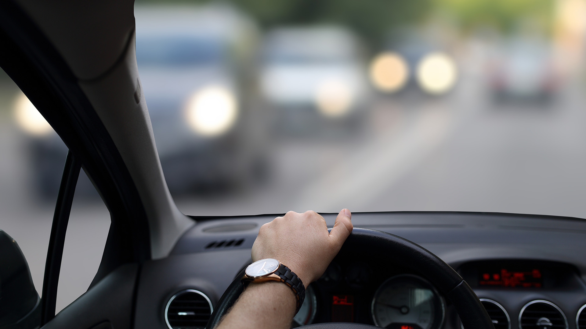 Näkymä auton ikkunasta tielle