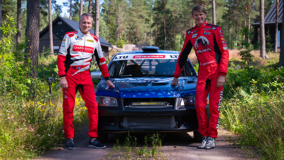 Marcus Grönholm ja Timo Rautiainen ralliauton edessä