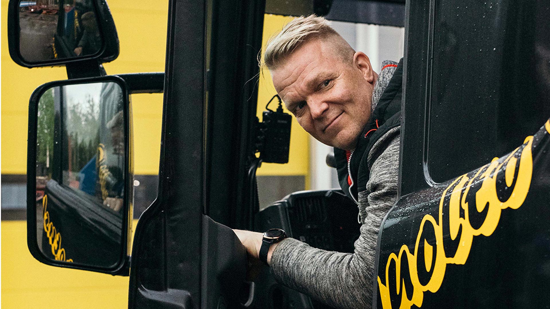 Kuorma-autokuski kurkkaa avoimesta auton ovesta taaksepäin