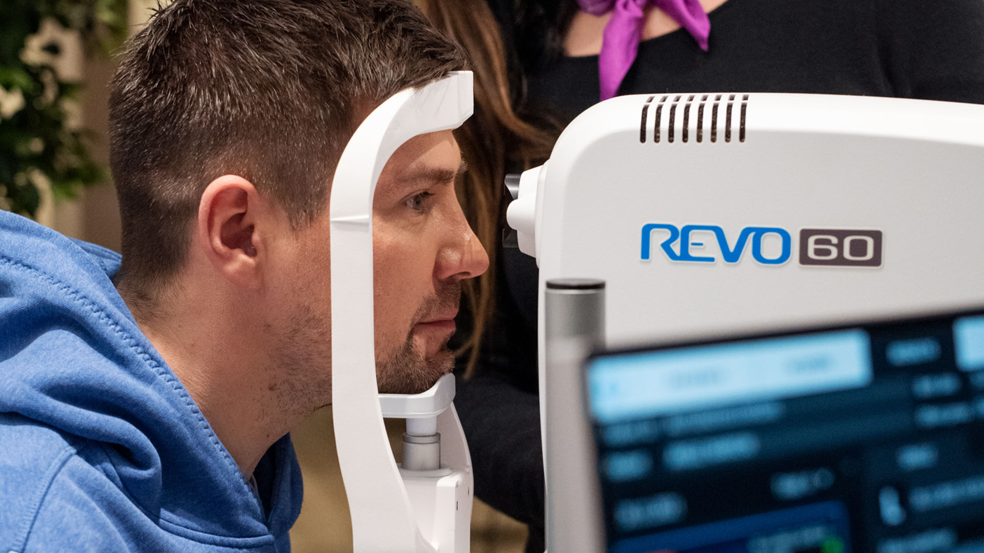 OCT-tutkimuksessa oleva mies