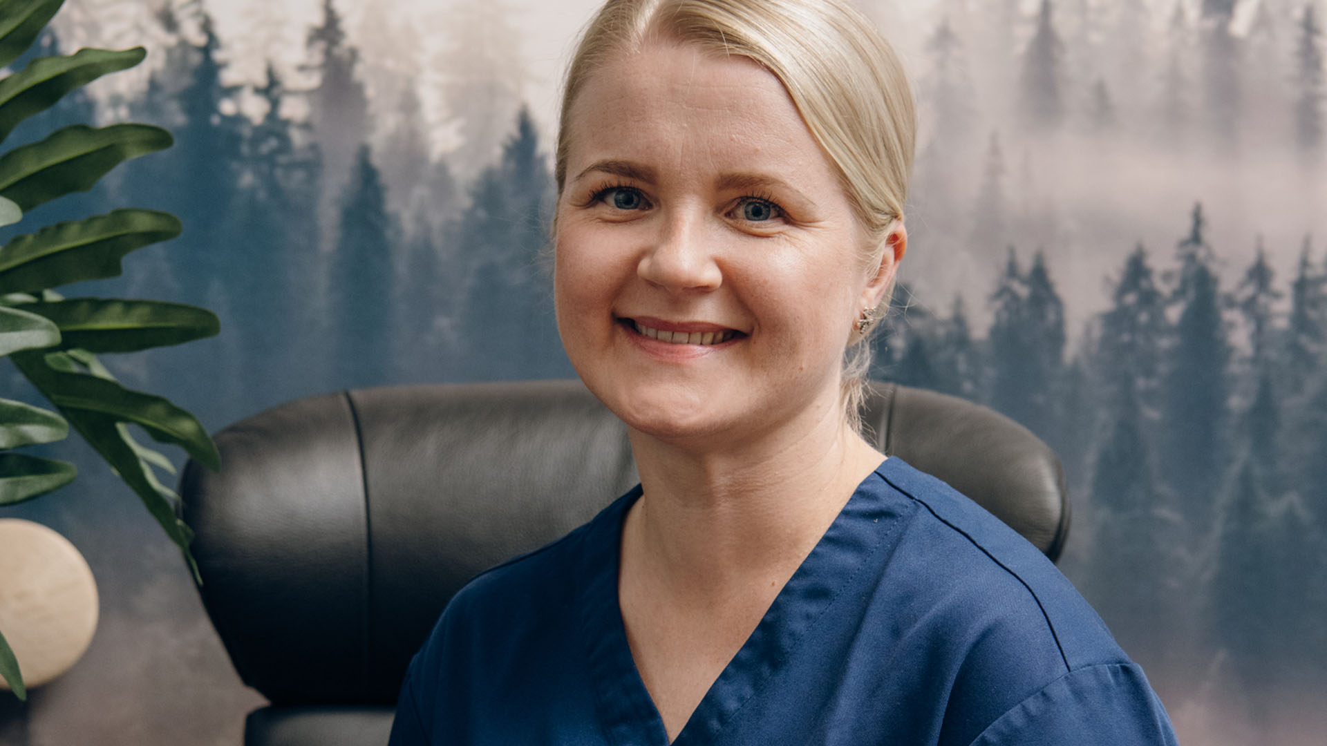 Silmähoitaja hymyilee kameralle