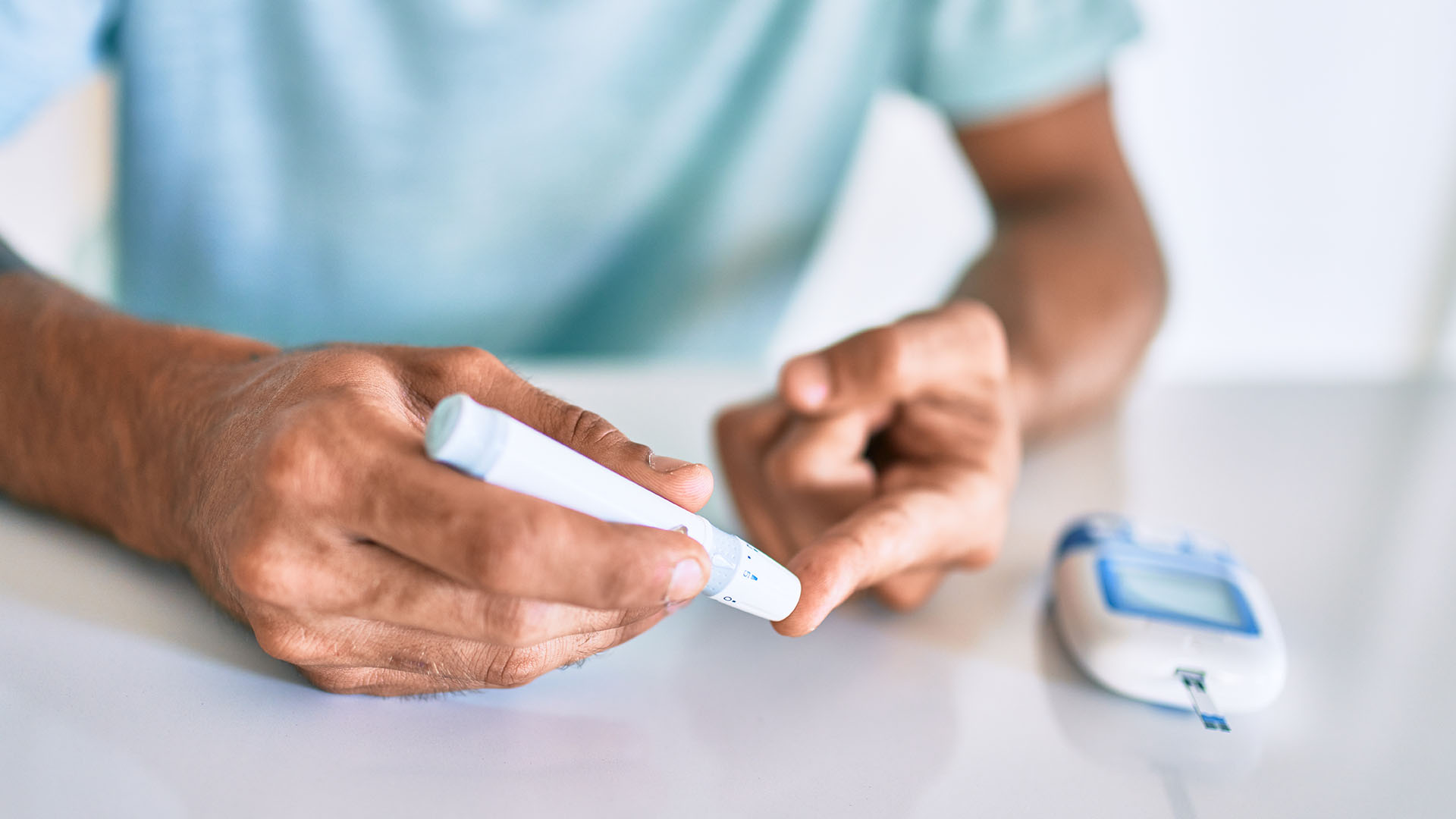 Verensokeria sormenpäästä mittaava mies