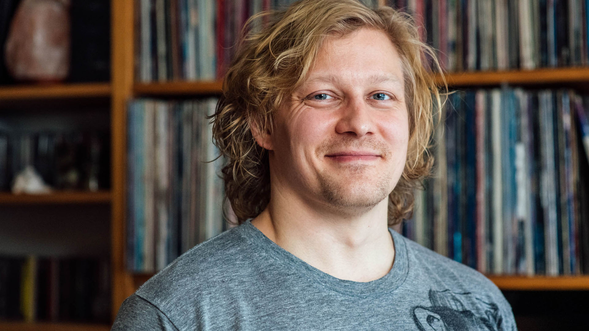 Laserleikkauksessa käynyt vaaleahiuksinen mies hymyilee kameralle