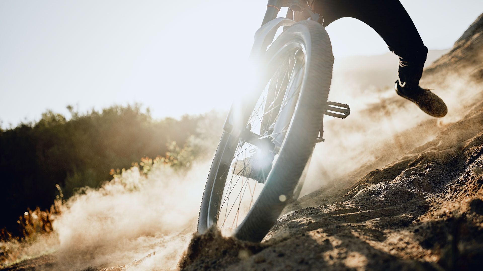 Maastossa slaidaavan pyörän lähikuva.