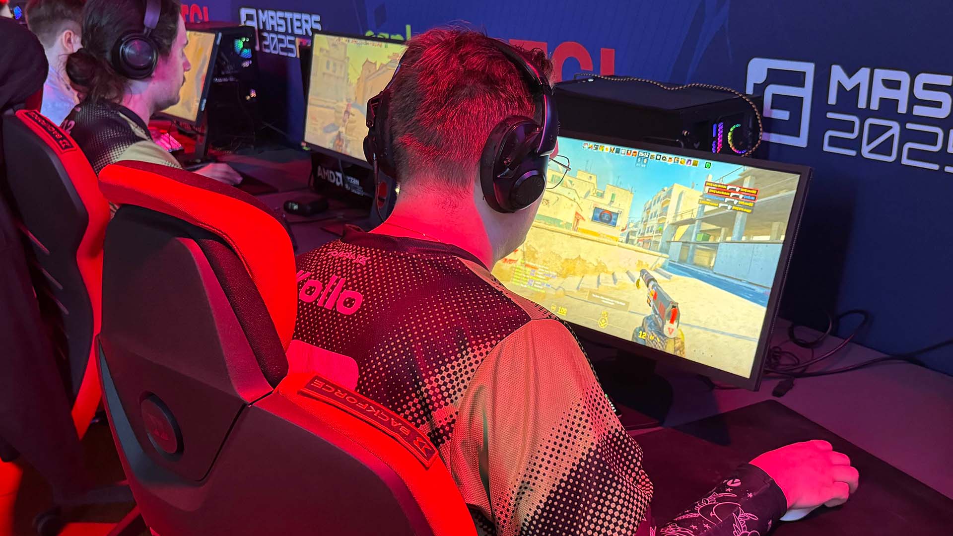 E-urheilija pelaamassa Counter Strike 2 -peliä