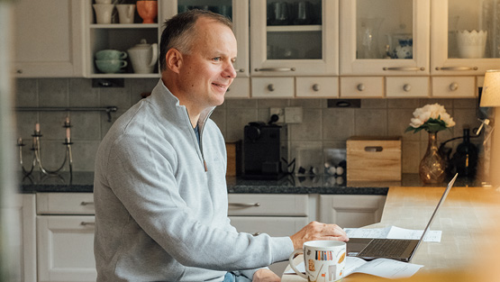 Silmäkirurgi tietokoneella ilman silmälaseja ikänäköleikkauksen jälkeen