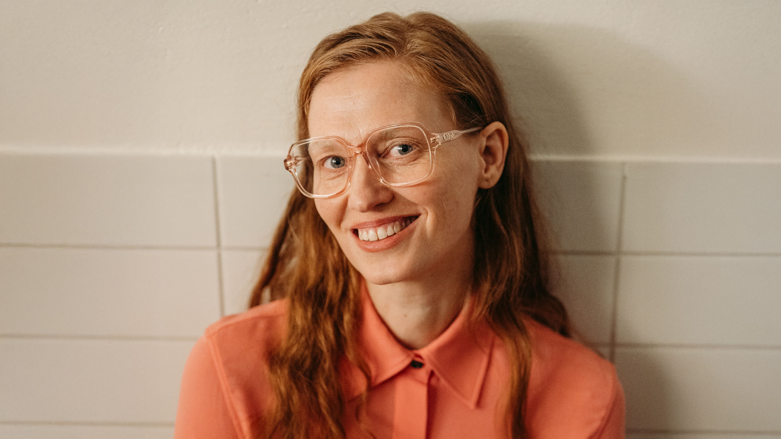 Keski-ikäinen nainen jolla on päässään laadukkaat silmälasit.